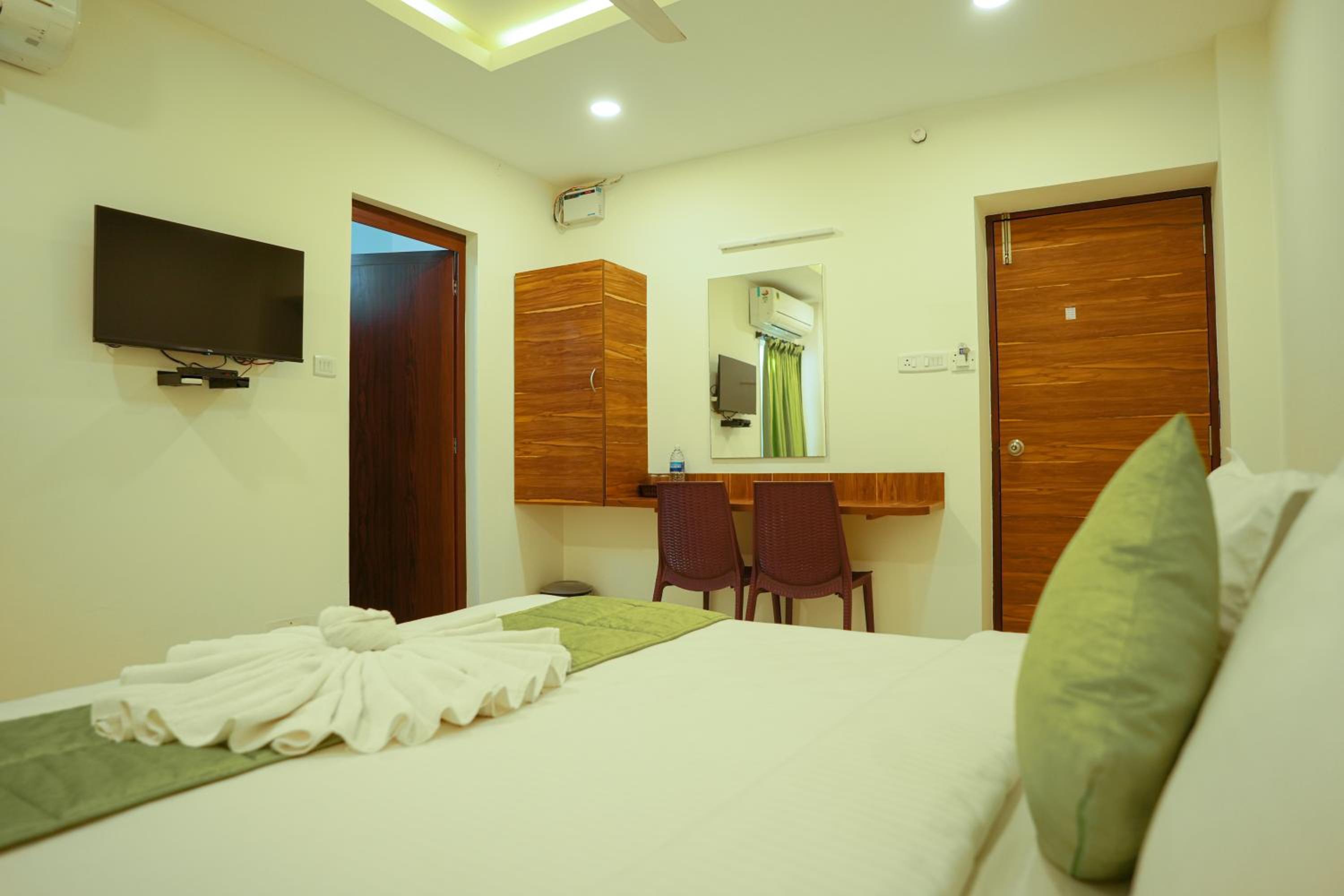 Deluxe Double Room - Photo 11