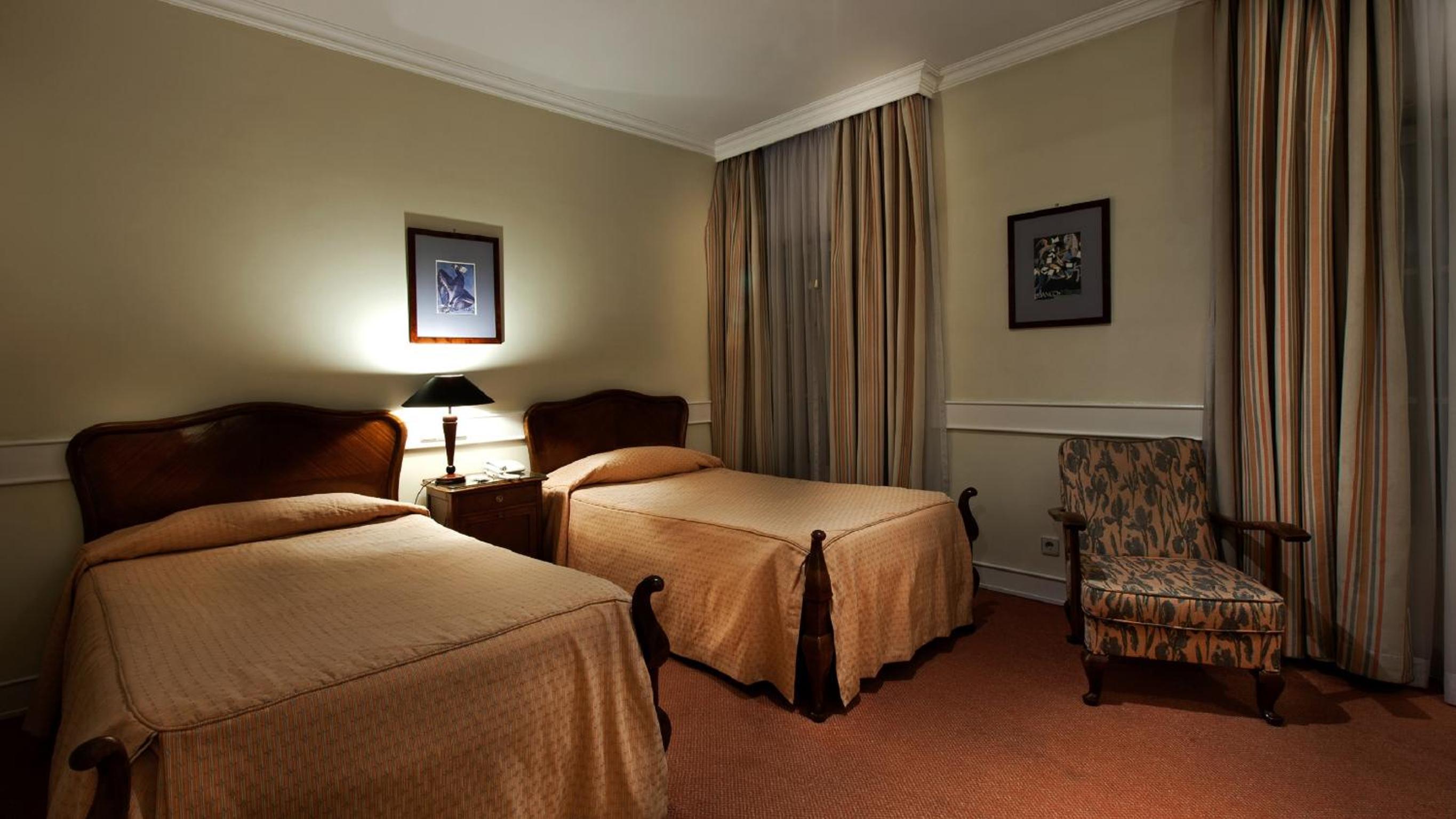 Double or Twin Room with Rossio Square view - Photo 4
