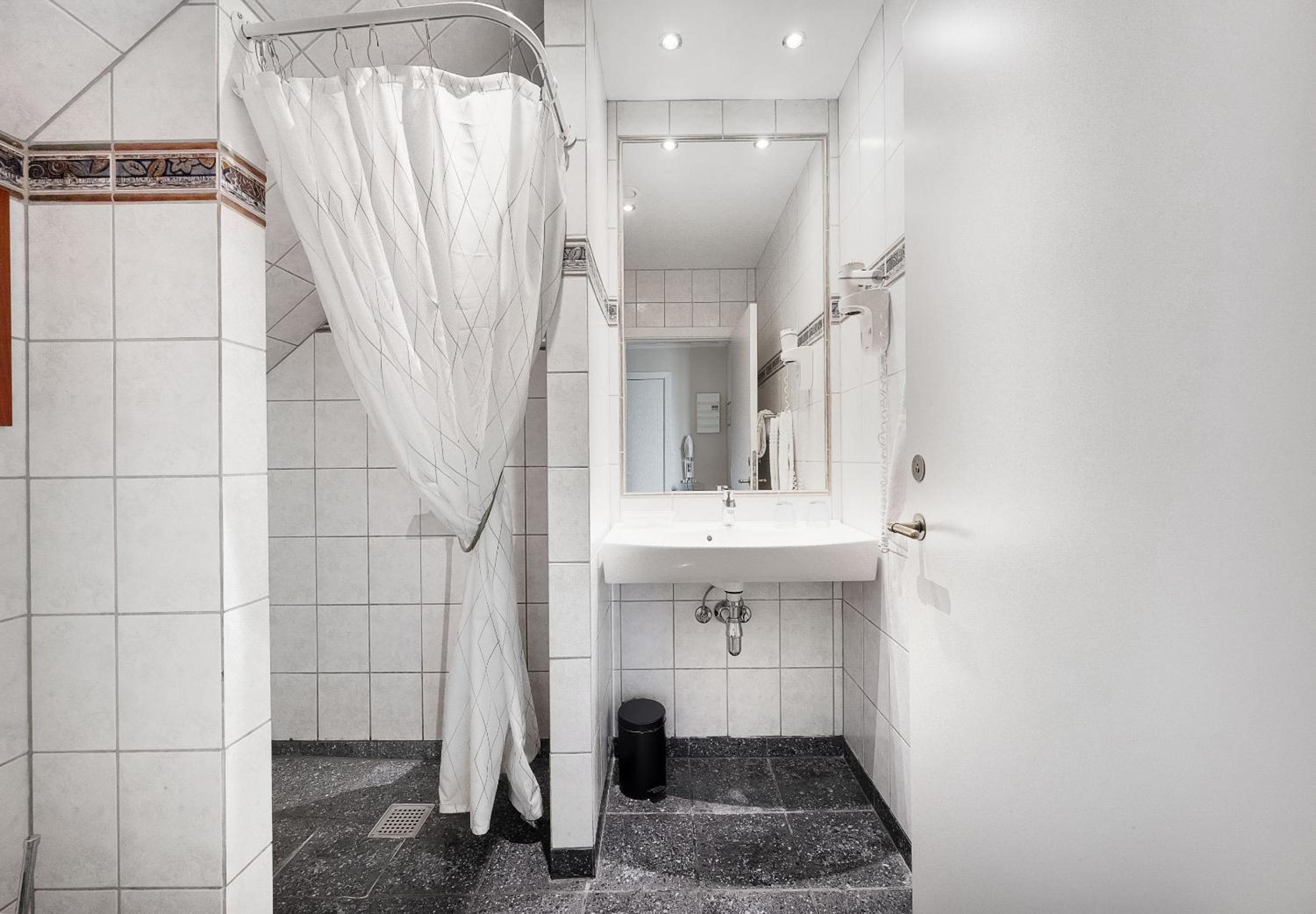 Deluxe Double Room with Shower thumbnail 6