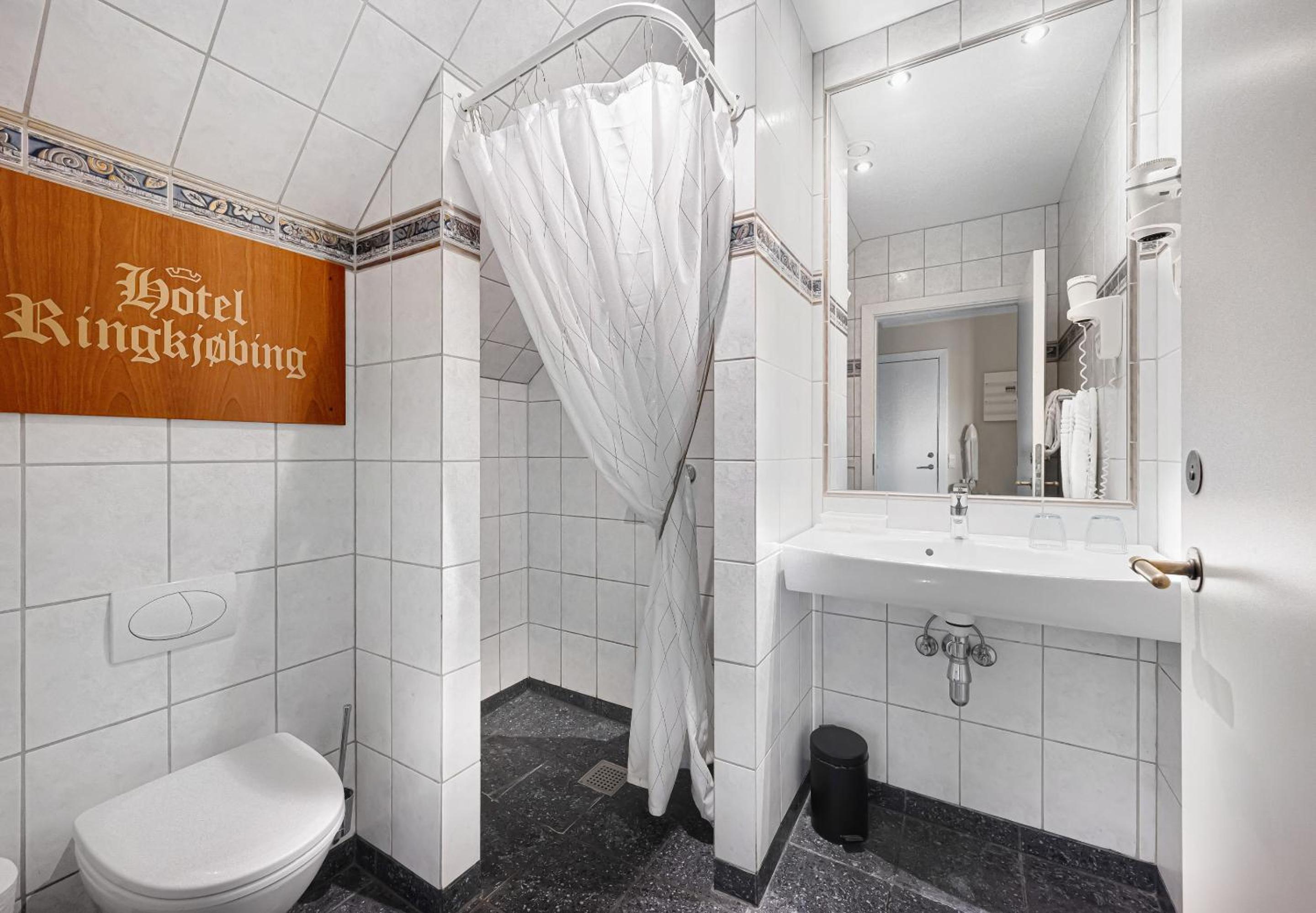 Deluxe Double Room with Shower thumbnail 5