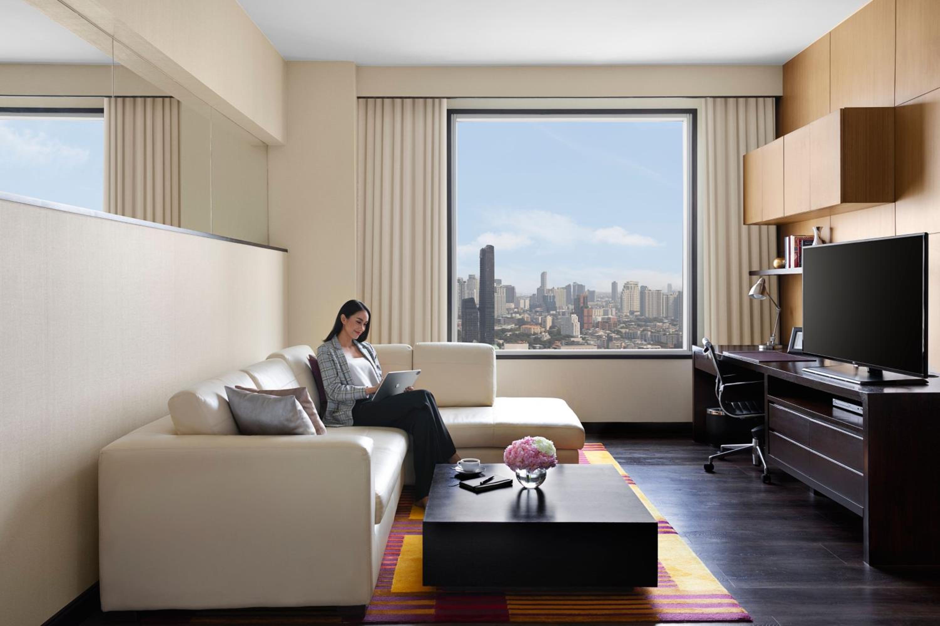 One-Bedroom Suite with a King Bed or Two Single Beds and City View, with Bathtub photo 2