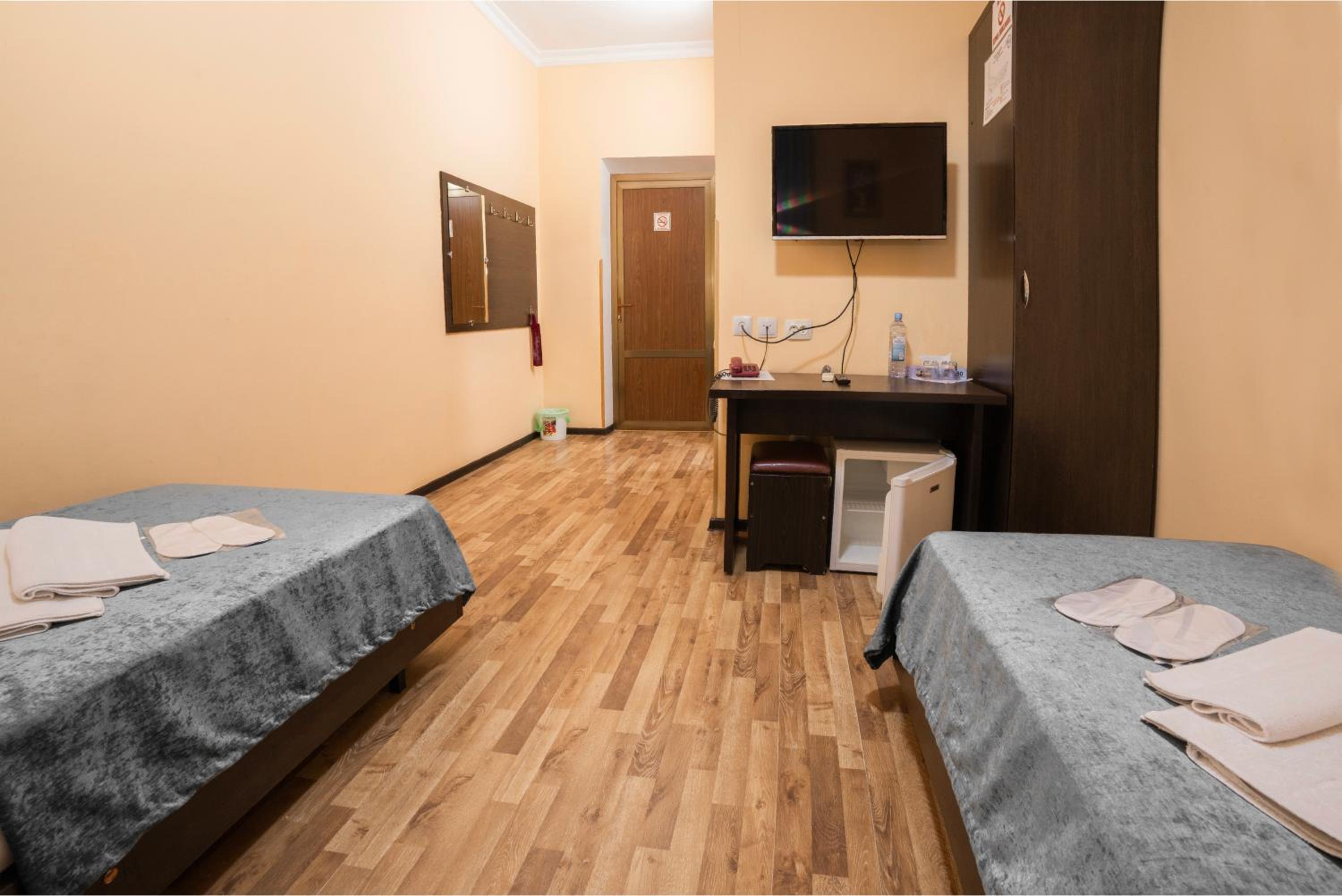 Twin Room - Photo 3