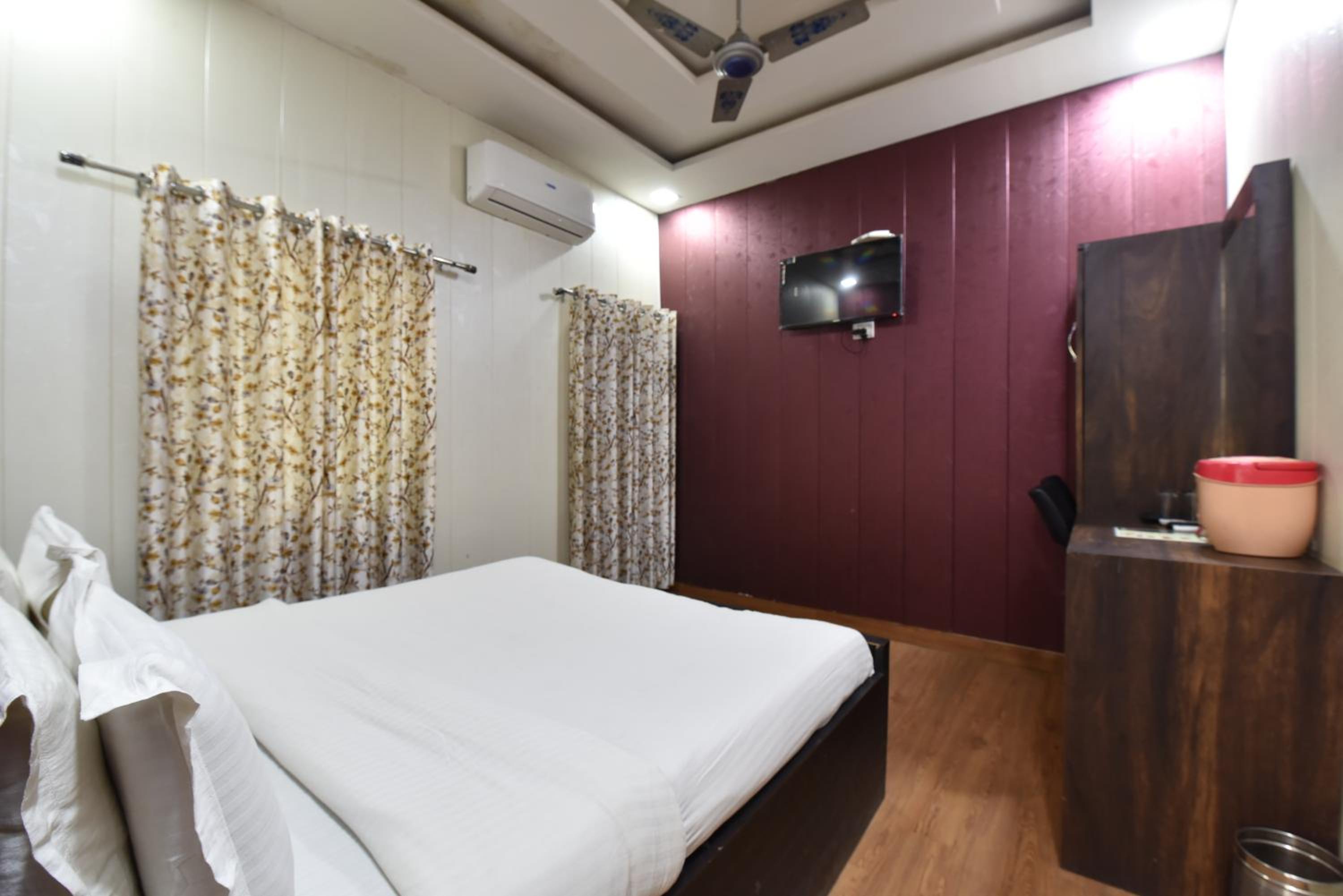 Deluxe Double Room (2 Adults + 1 Child)