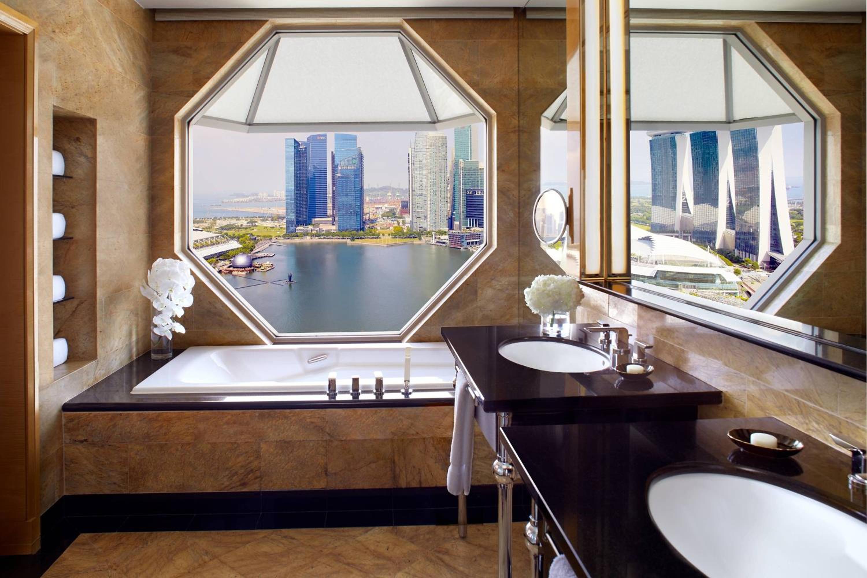 1 Bedroom Millenia Suite, 1 King Bed, Marina Bay View, Lounge Access photo 2