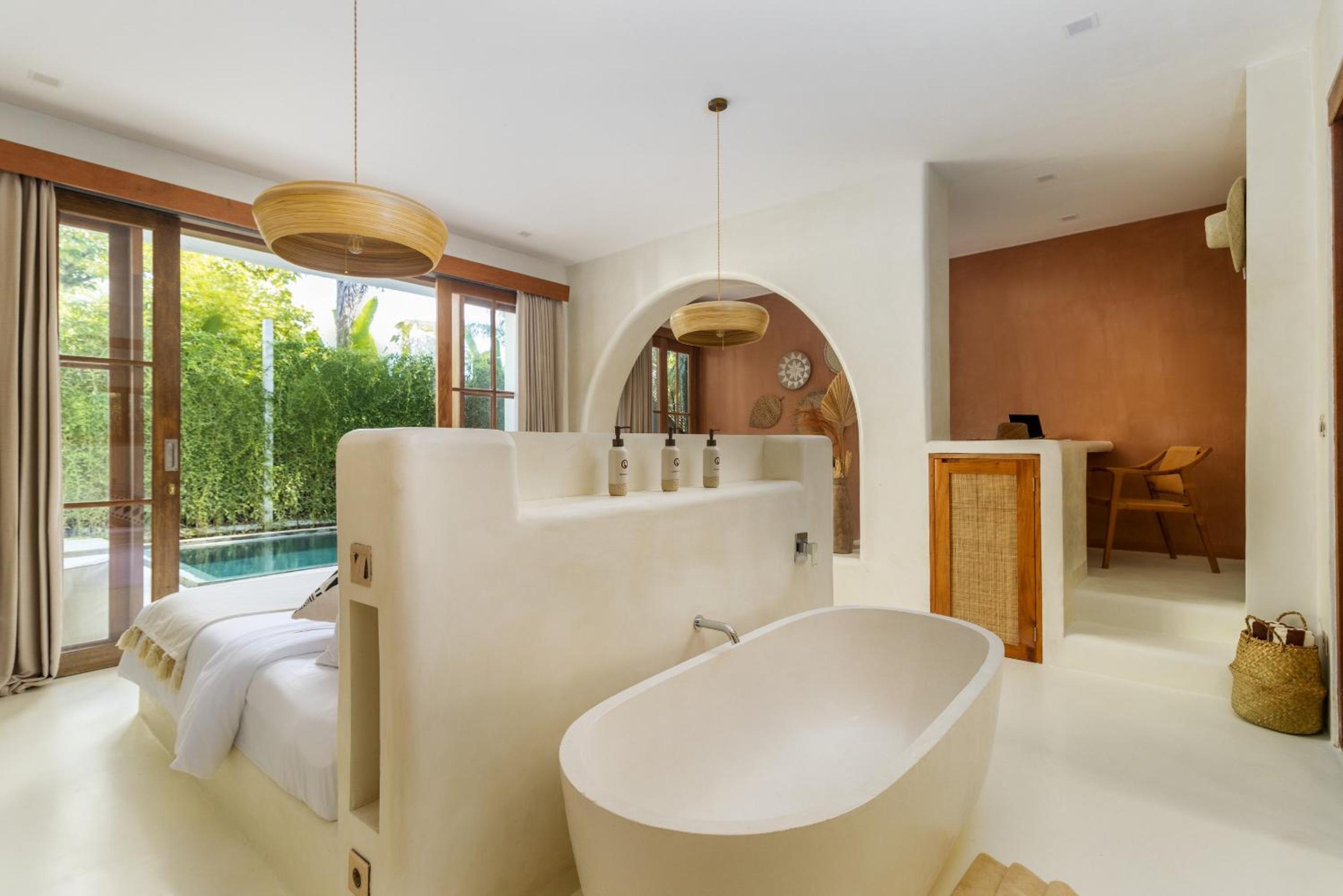 Suite with Pool View - Photo 8