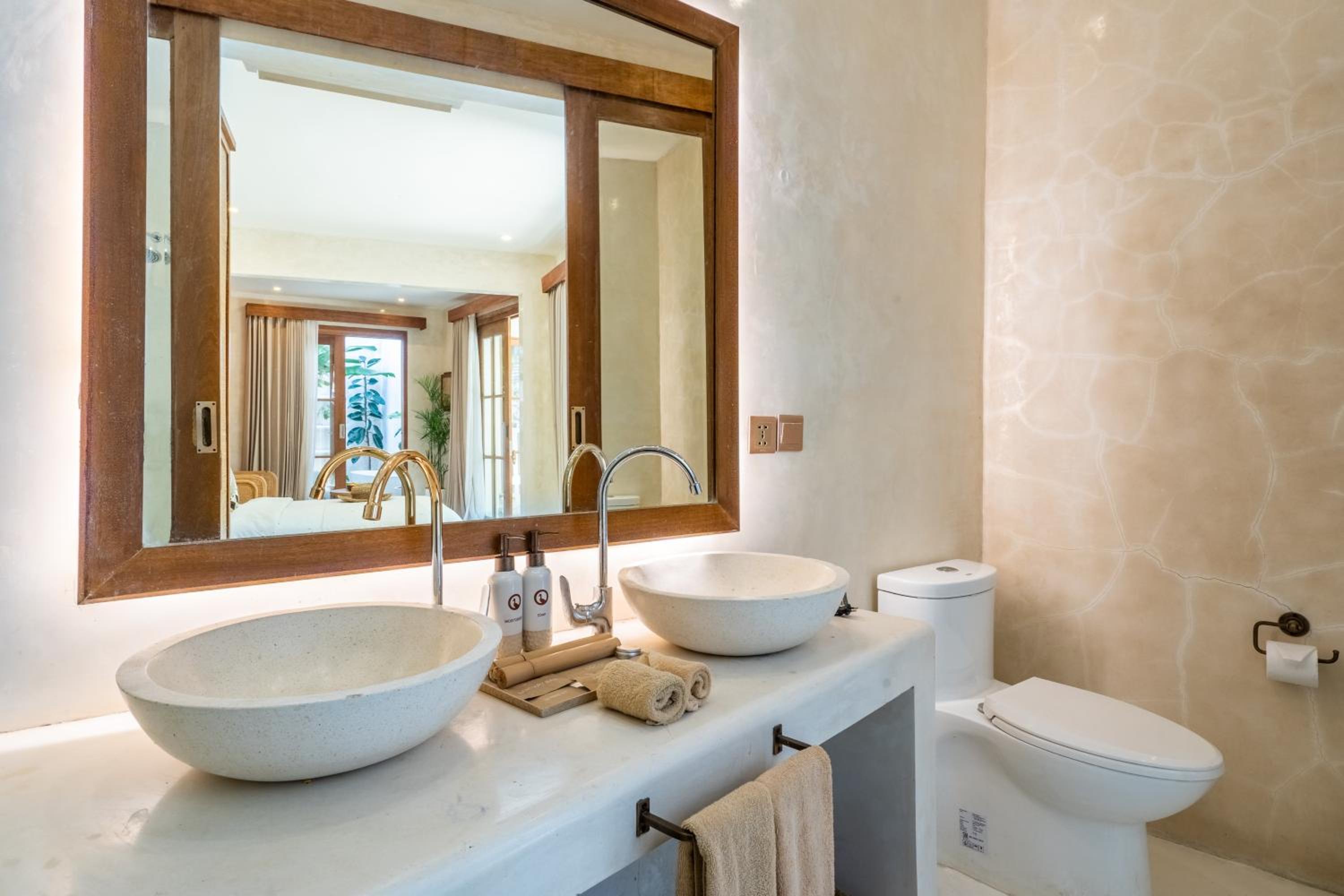Suite with Pool View - Photo 7