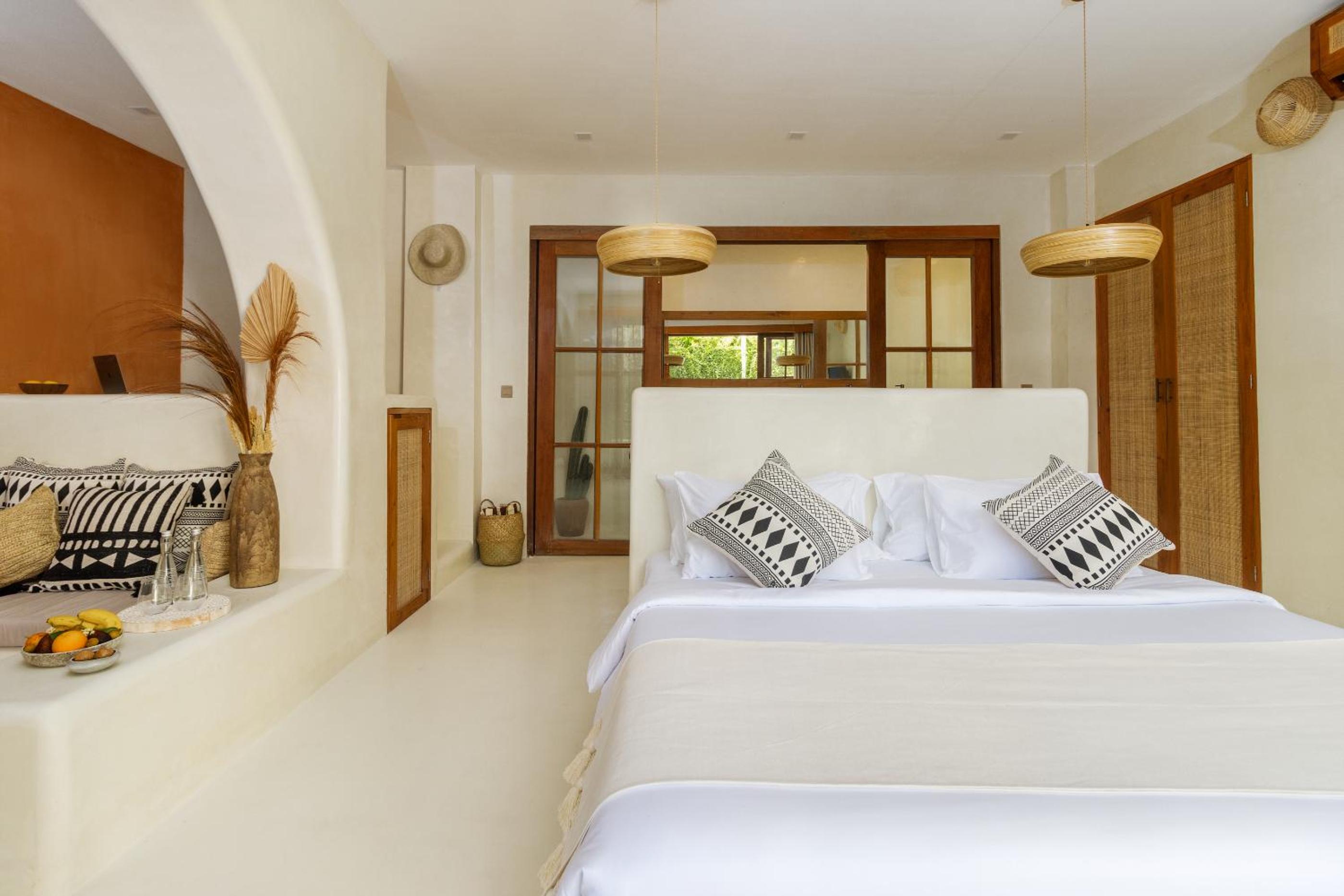 Suite with Pool View - Photo 2