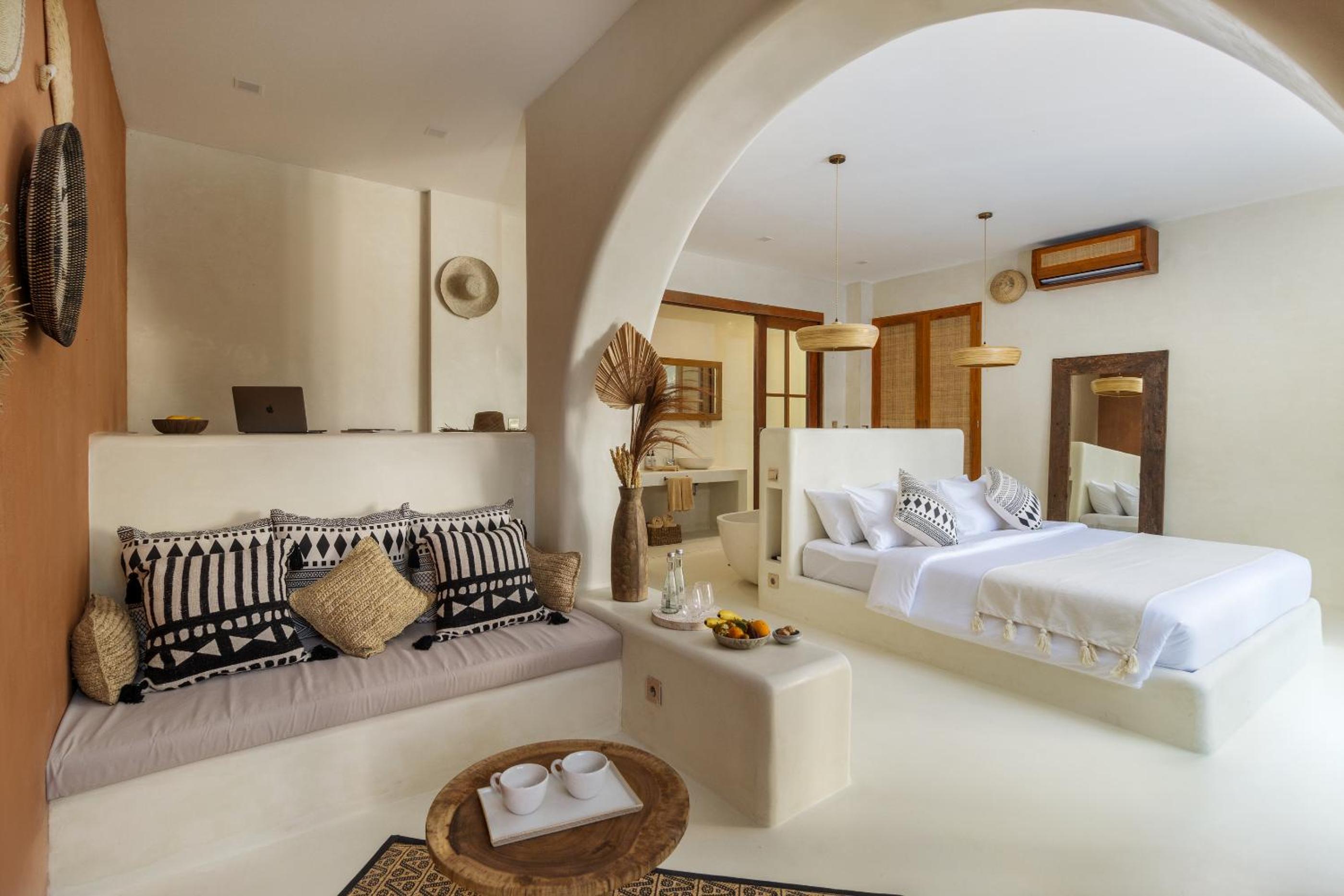 Suite with Pool View - Photo 3