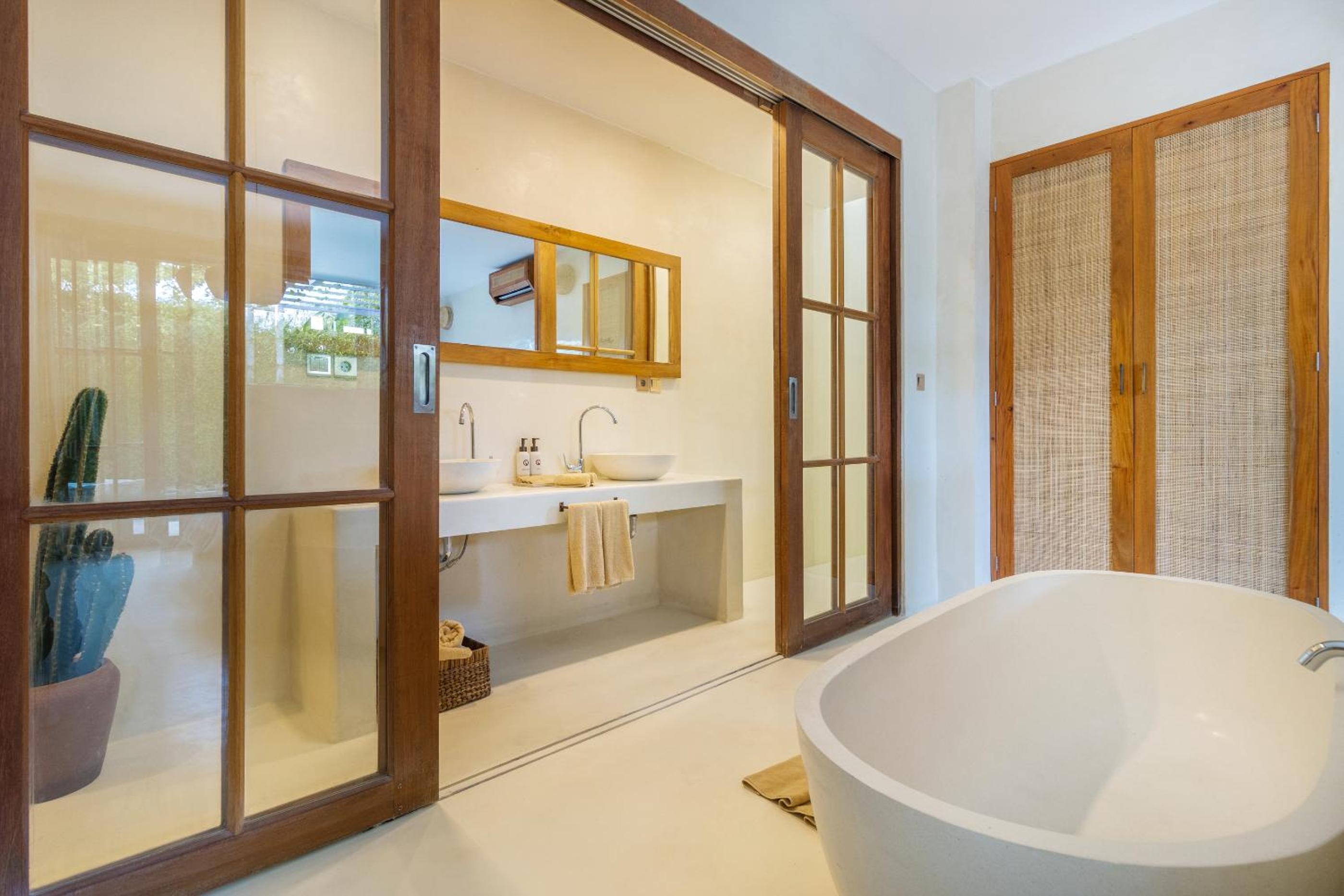 Suite with Pool View - Photo 4