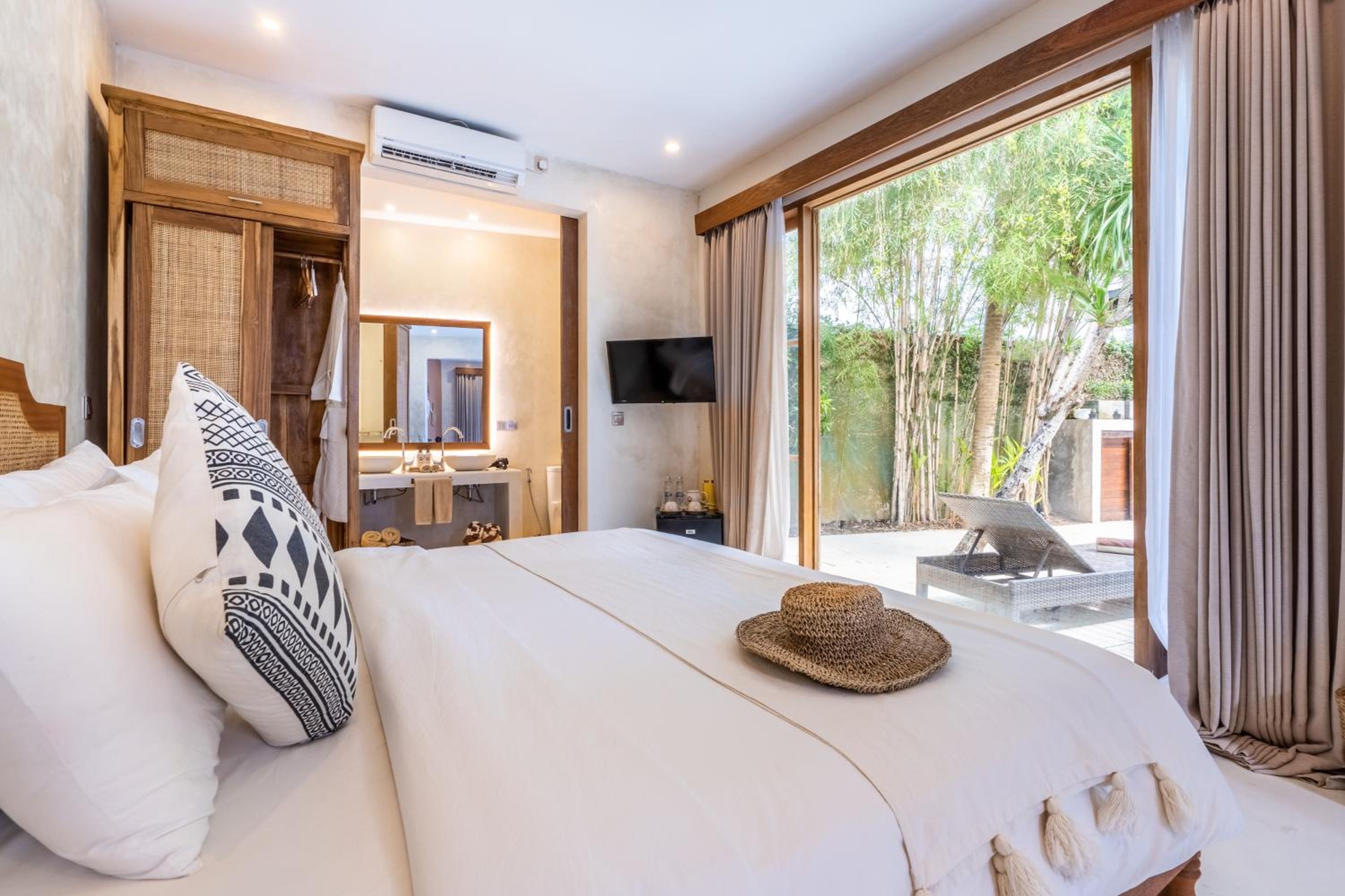 Suite with Pool View - Photo 1