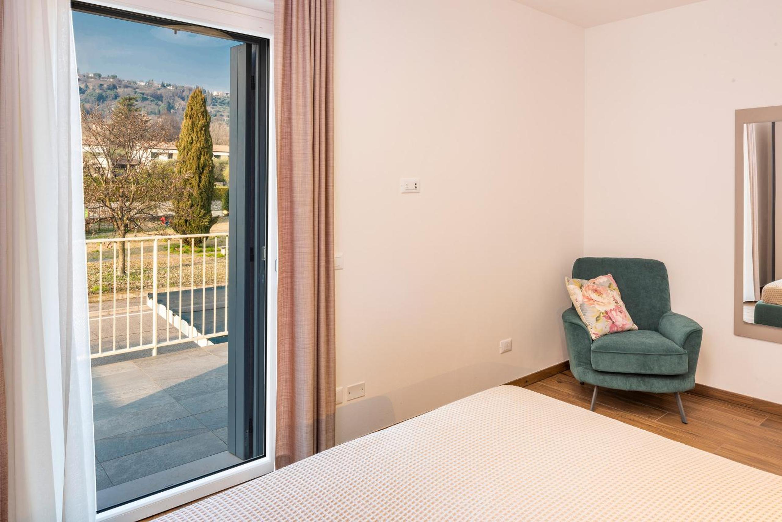 Apartment with Lake View