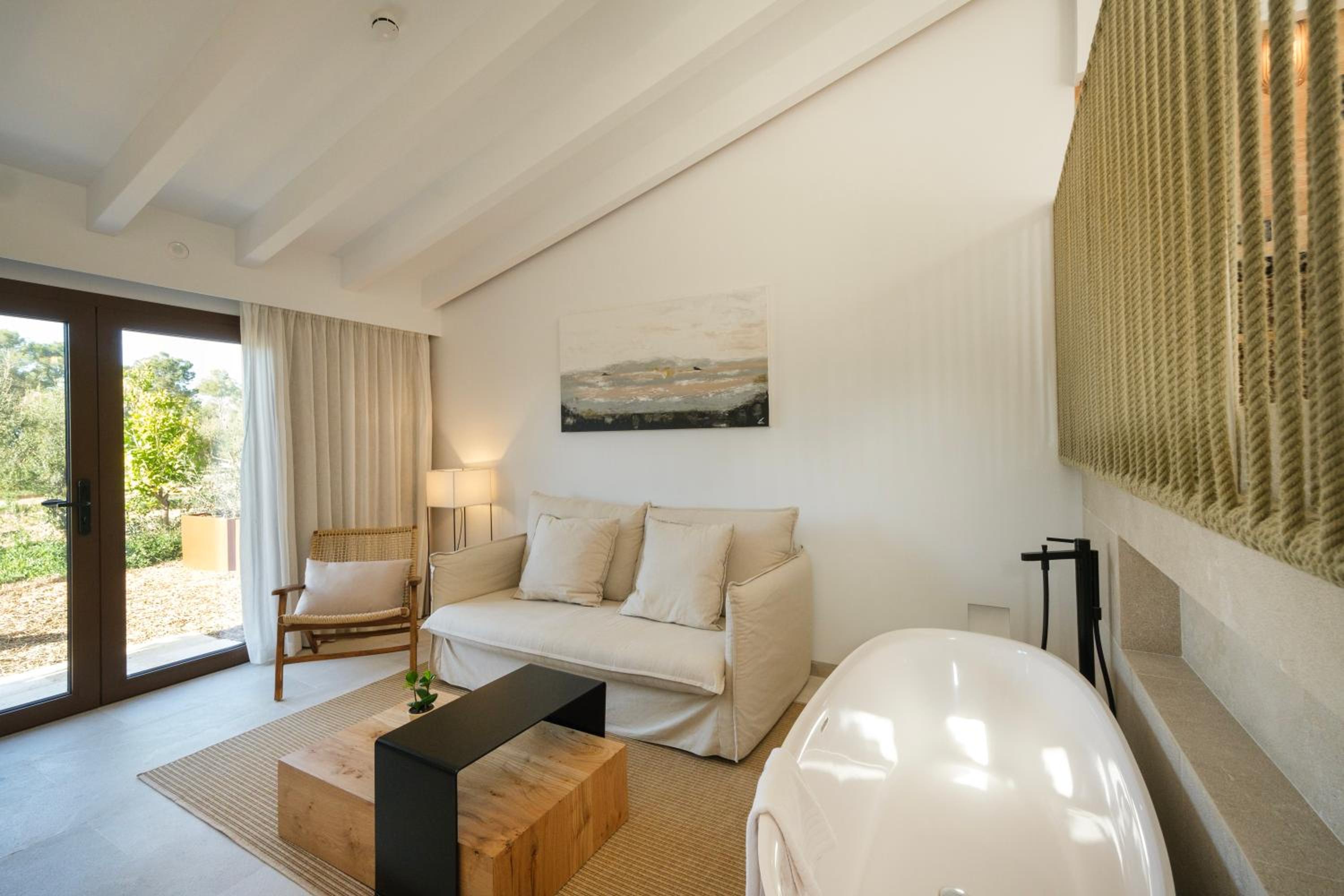 Deluxe Junior Suite - Photo 22