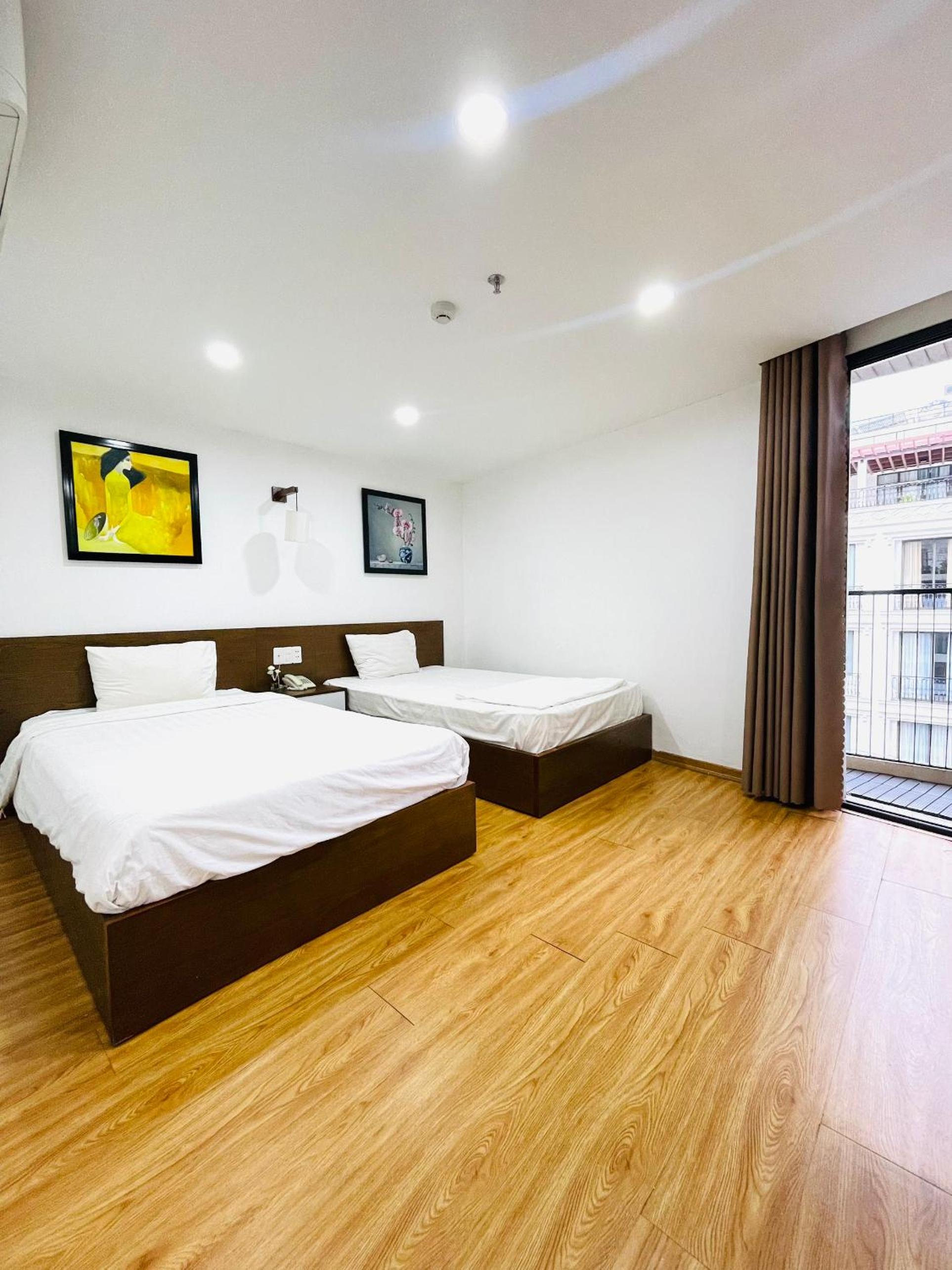 Twin Room with Balcony - Photo 4