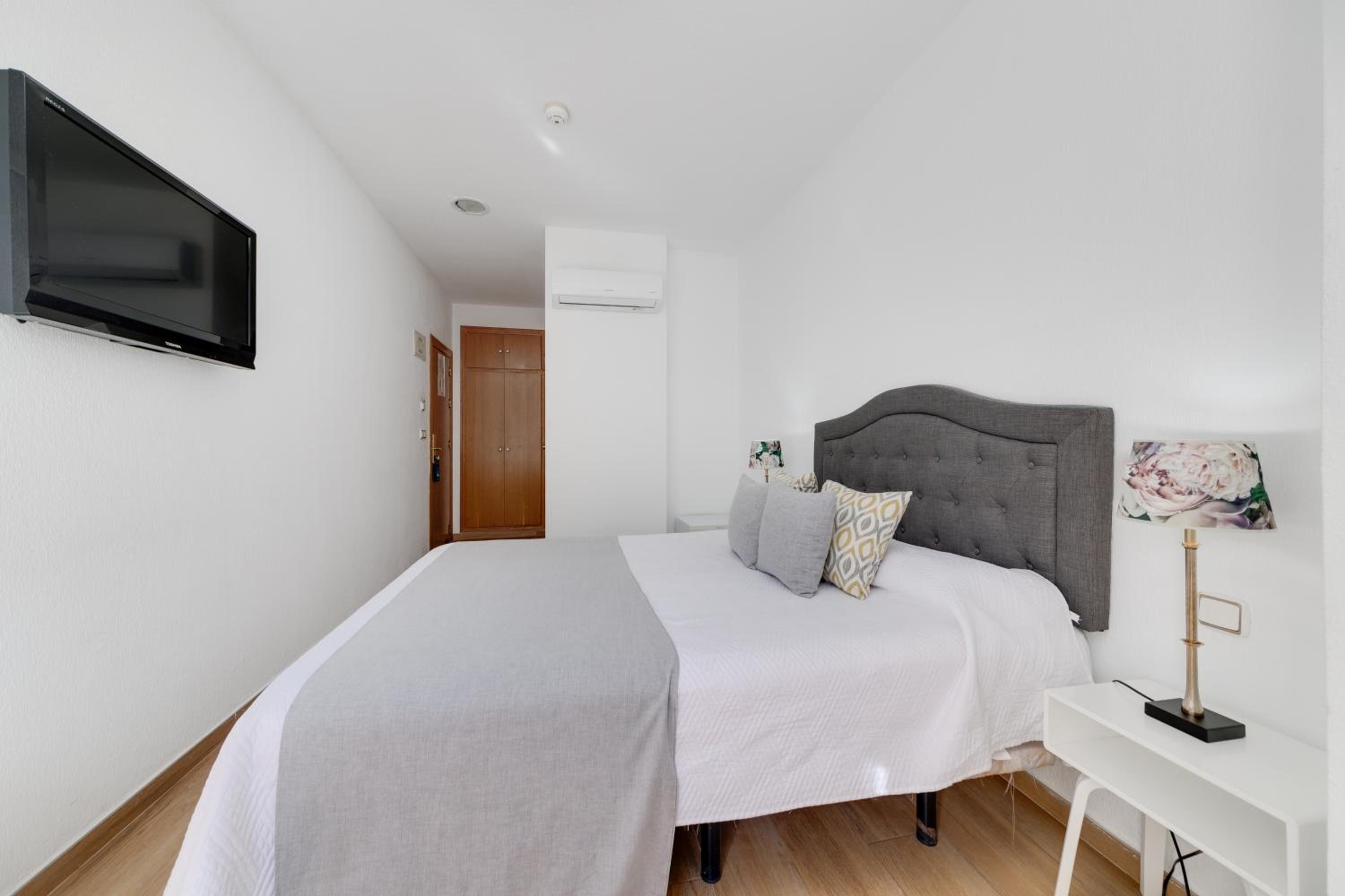 Double or Twin Room with City View - Photo 19