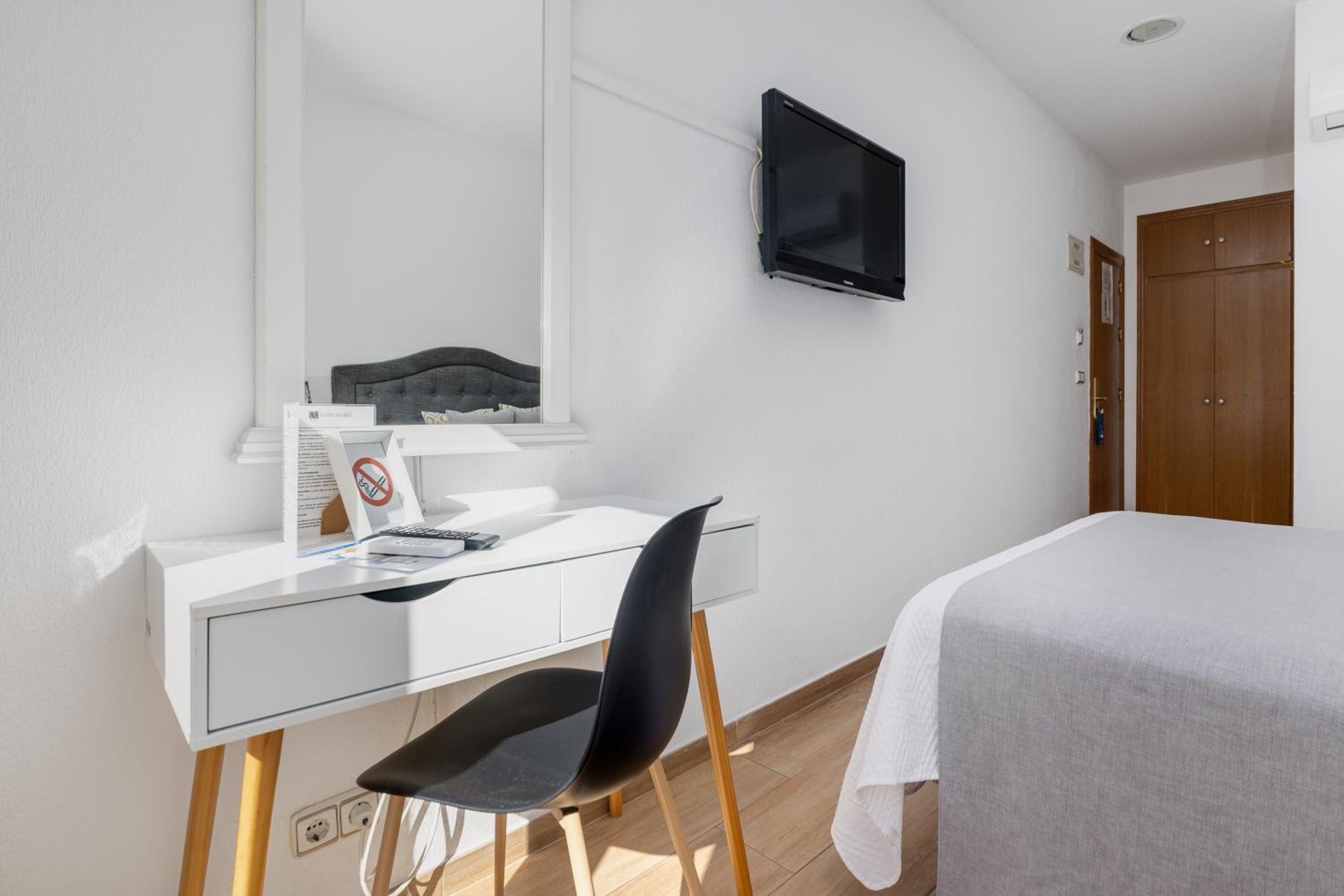 Double or Twin Room with City View - Photo 25