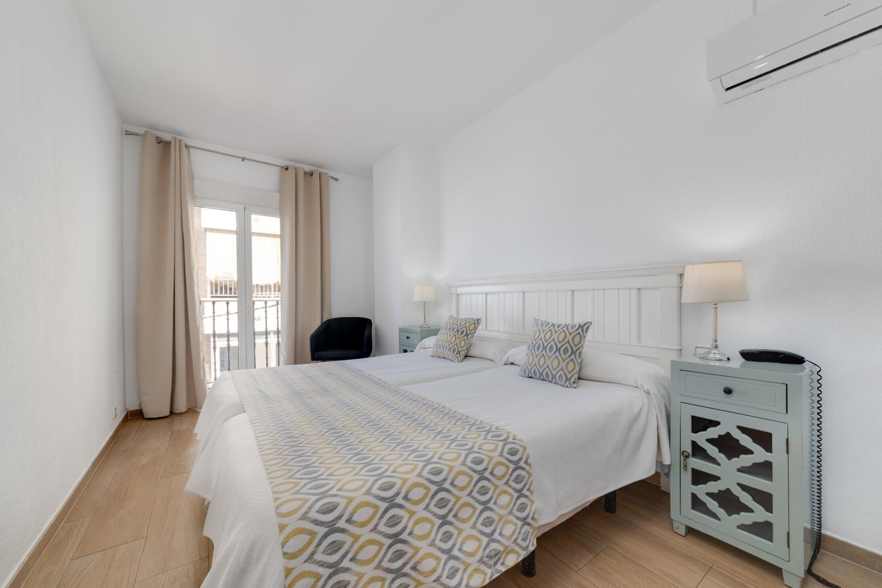Double or Twin Room with City View - Photo 31