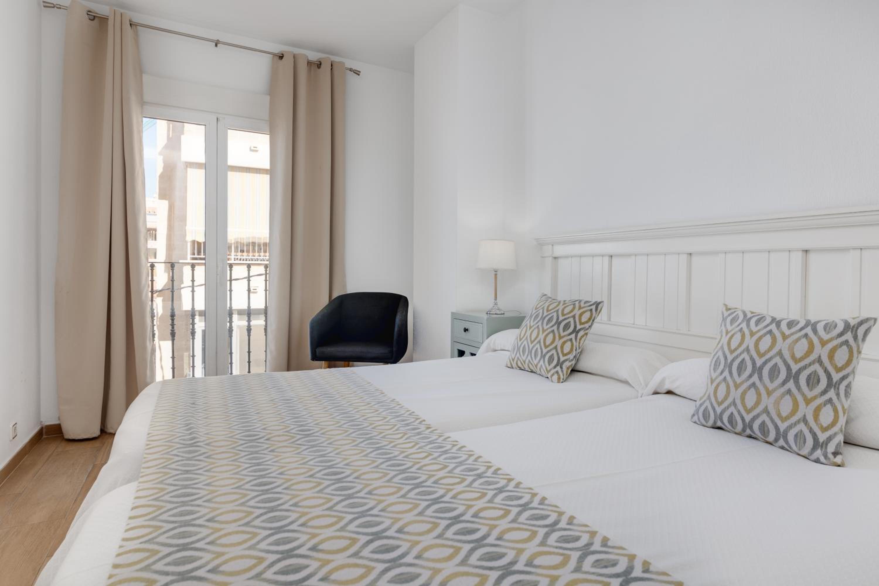 Double or Twin Room with City View - Photo 32
