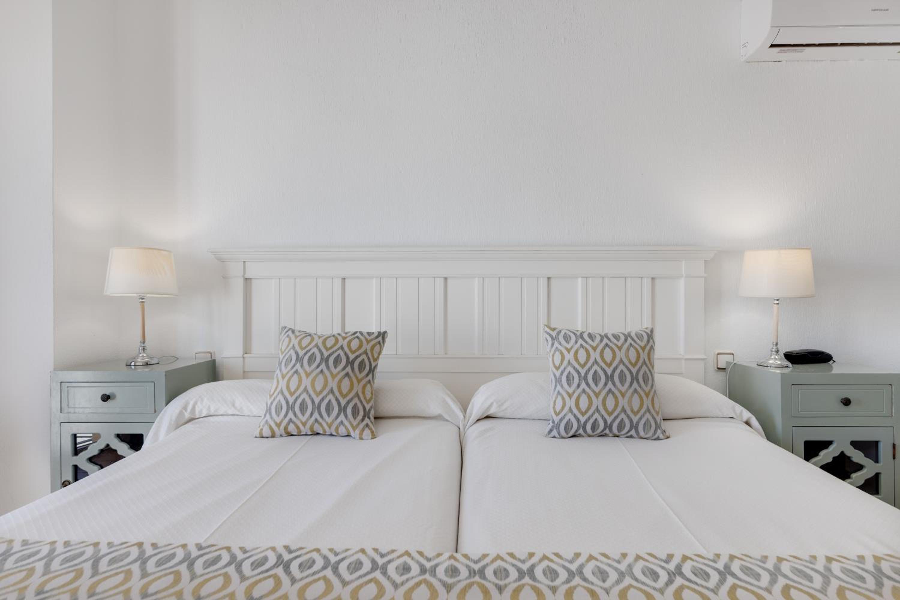 Double or Twin Room with City View - Photo 3