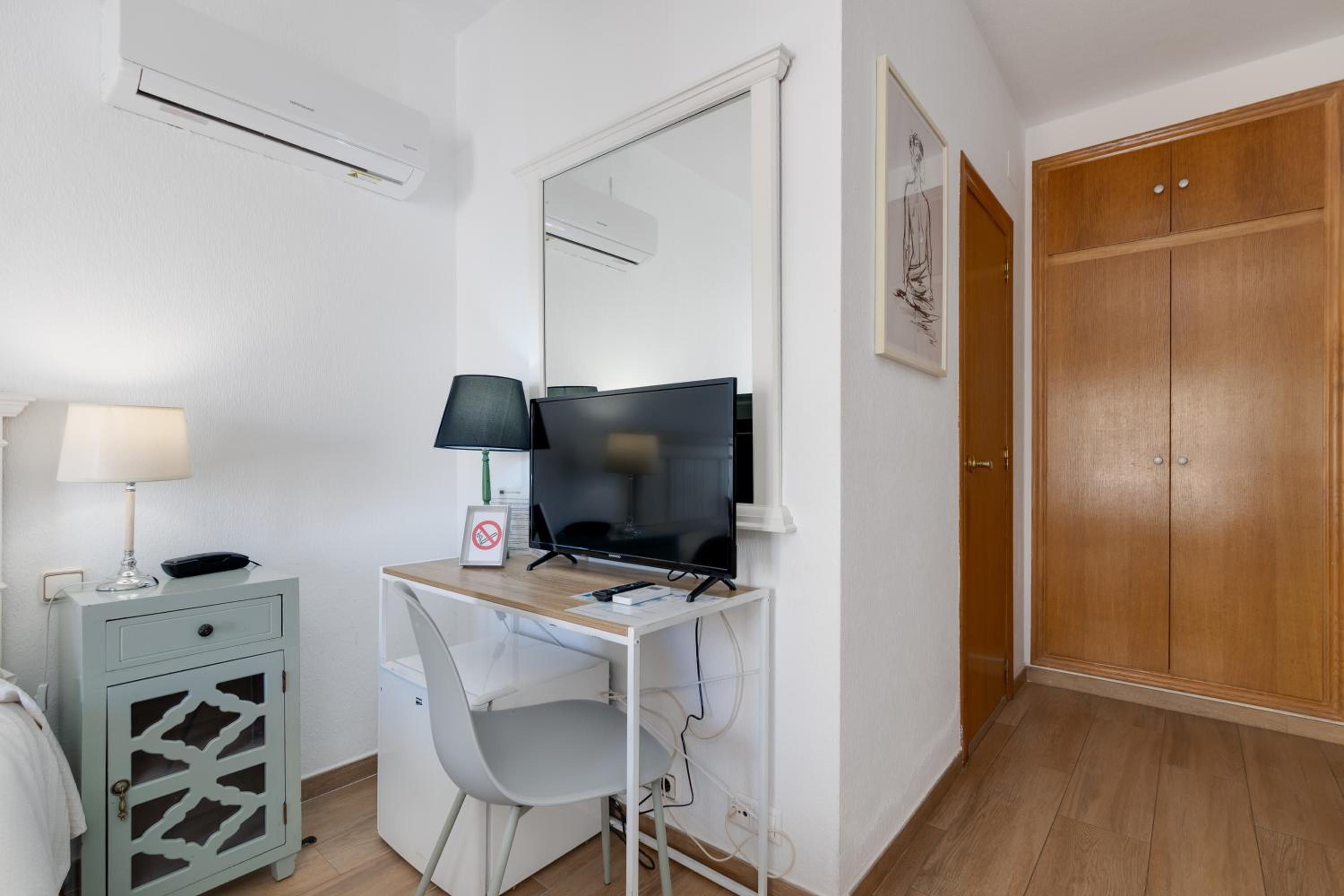 Double or Twin Room with City View - Photo 36