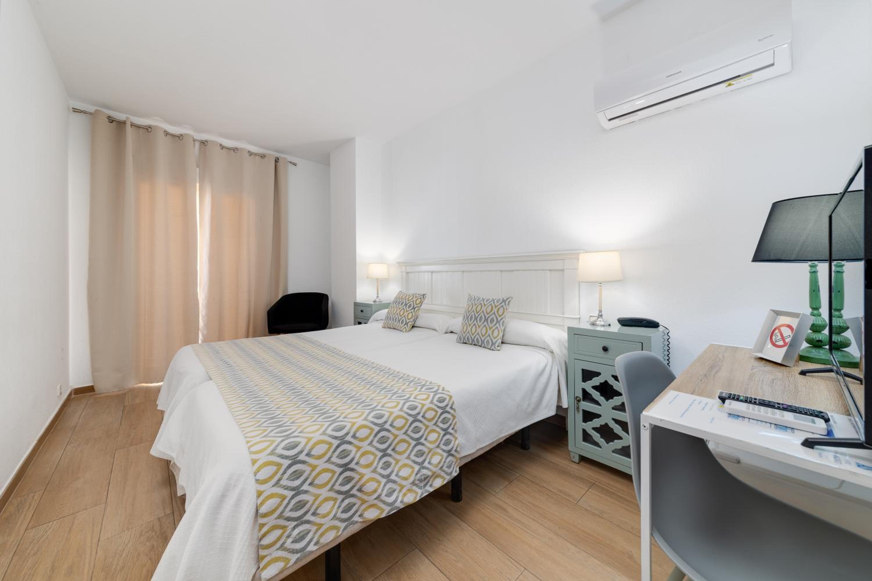 Double or Twin Room with City View - Photo 37