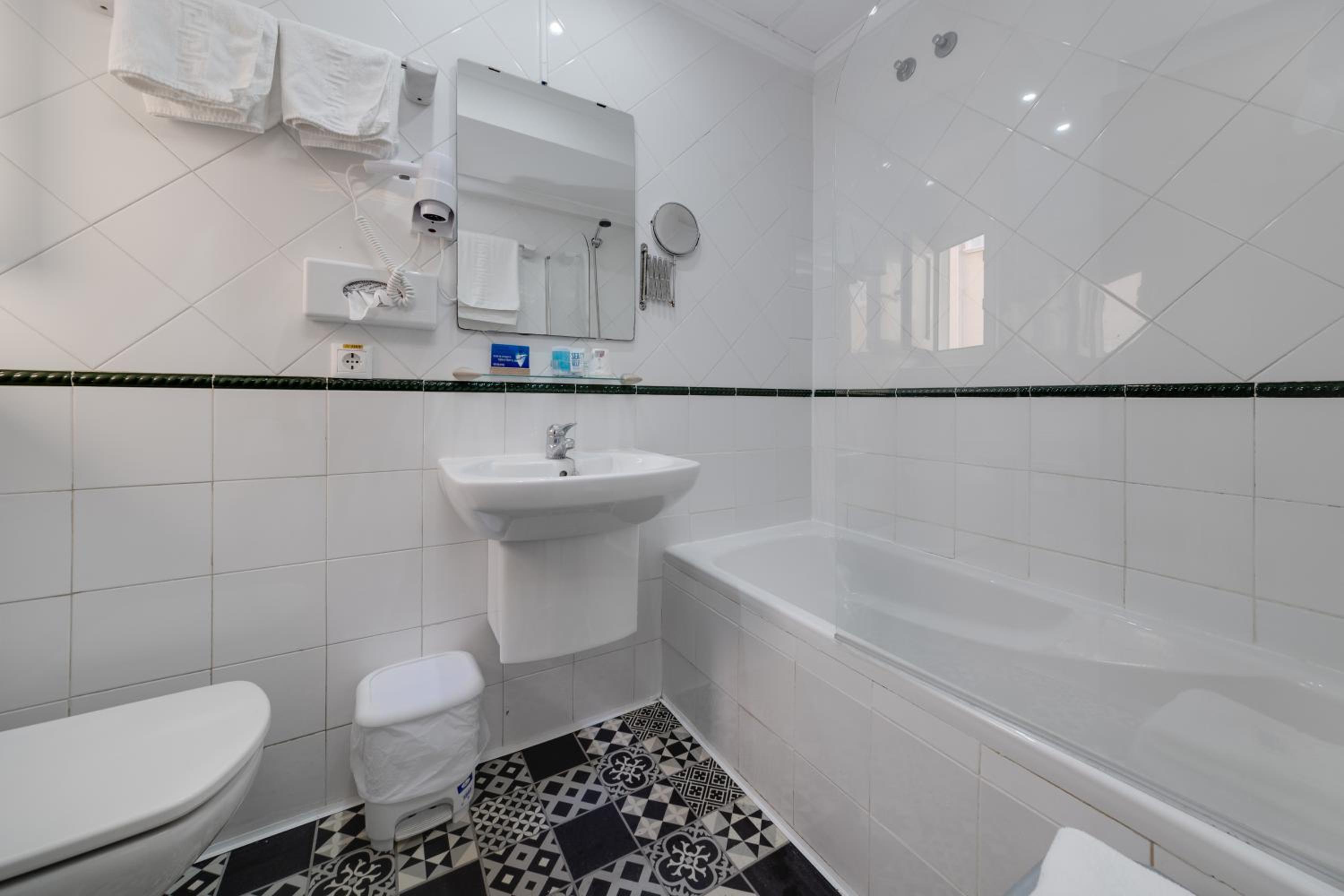 Double or Twin Room with Terrace - Photo 9