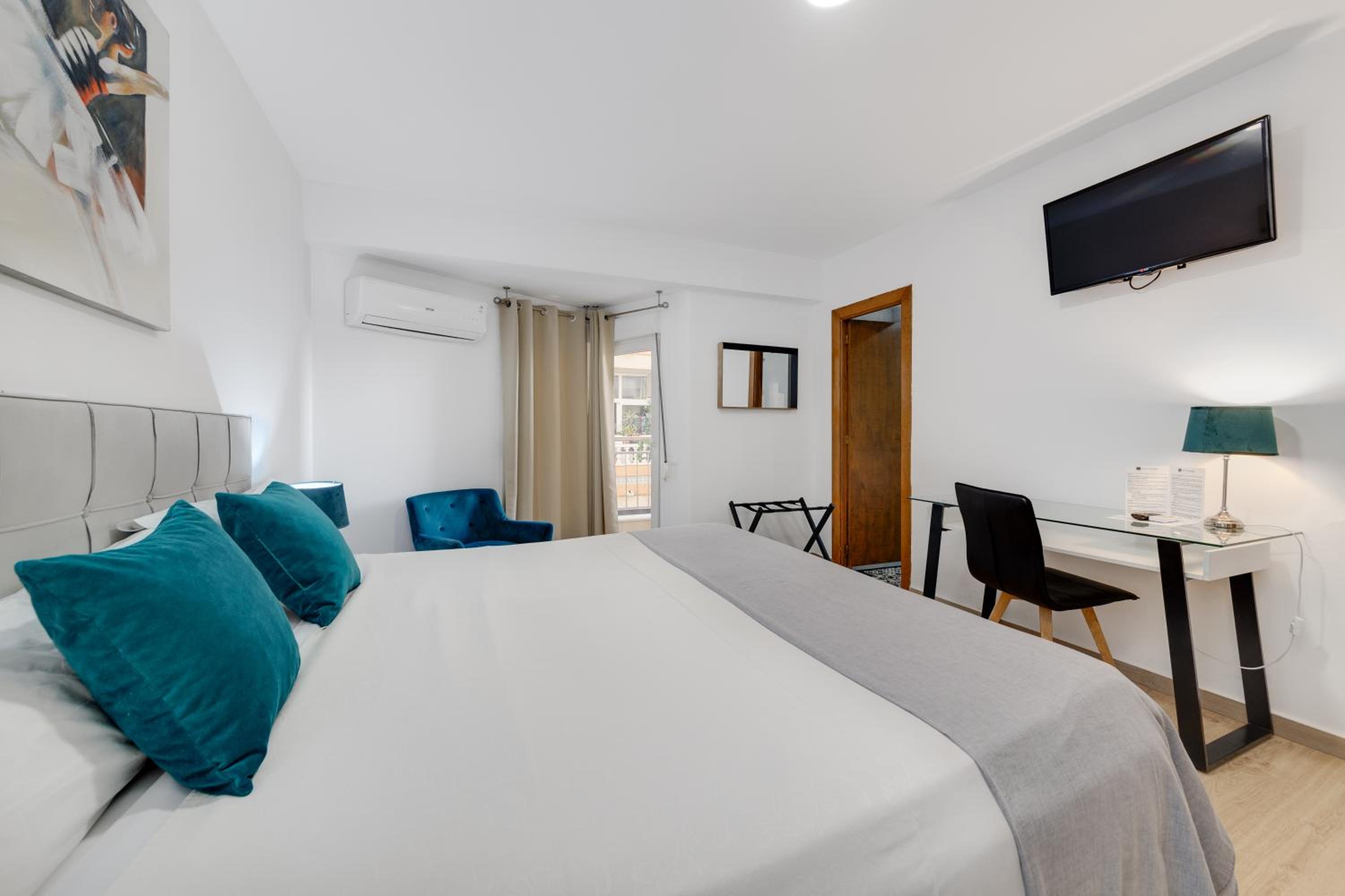 Double or Twin Room with Terrace - Photo 8
