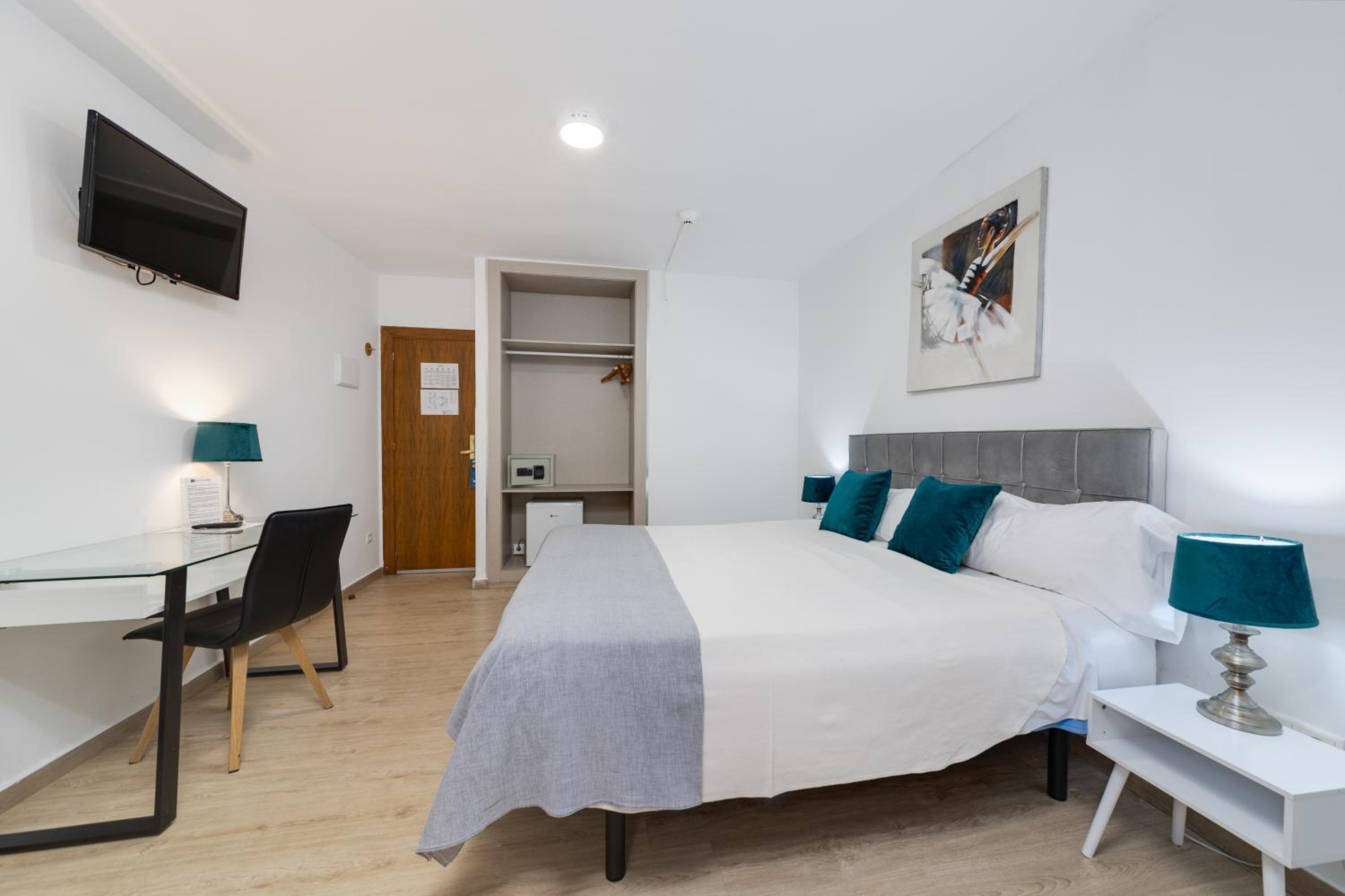 Double or Twin Room with Terrace - Photo 7