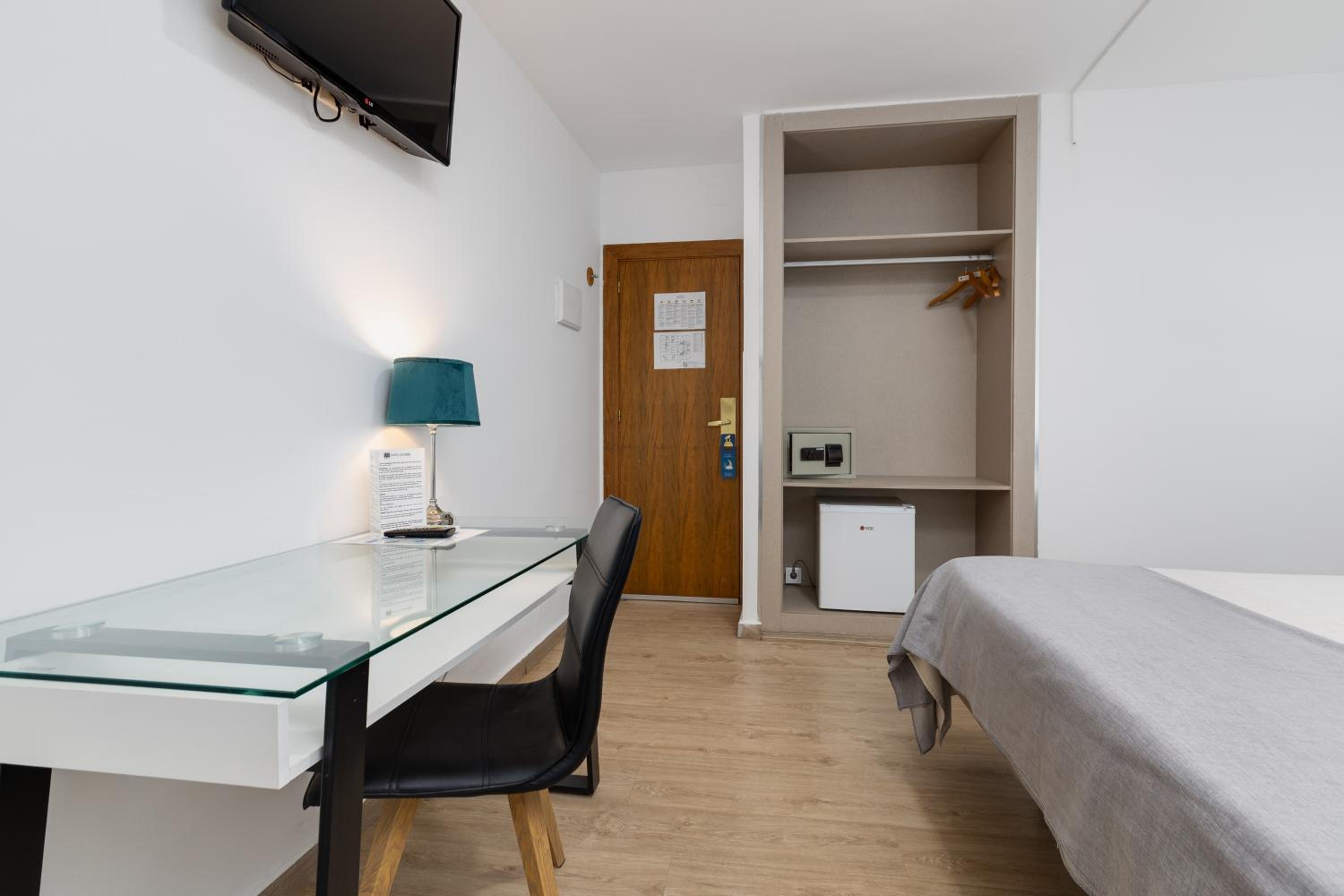 Double or Twin Room with Terrace - Photo 5