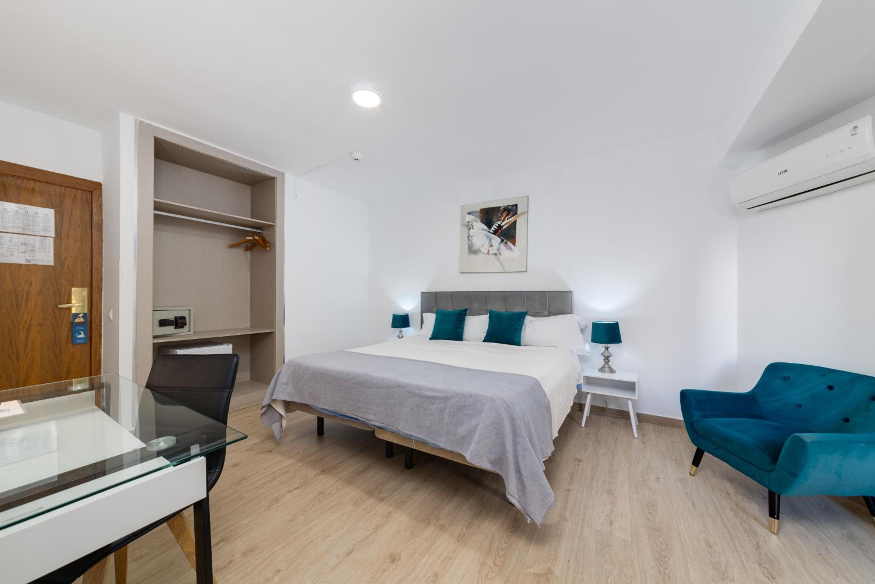 Double or Twin Room with Terrace - Photo 4