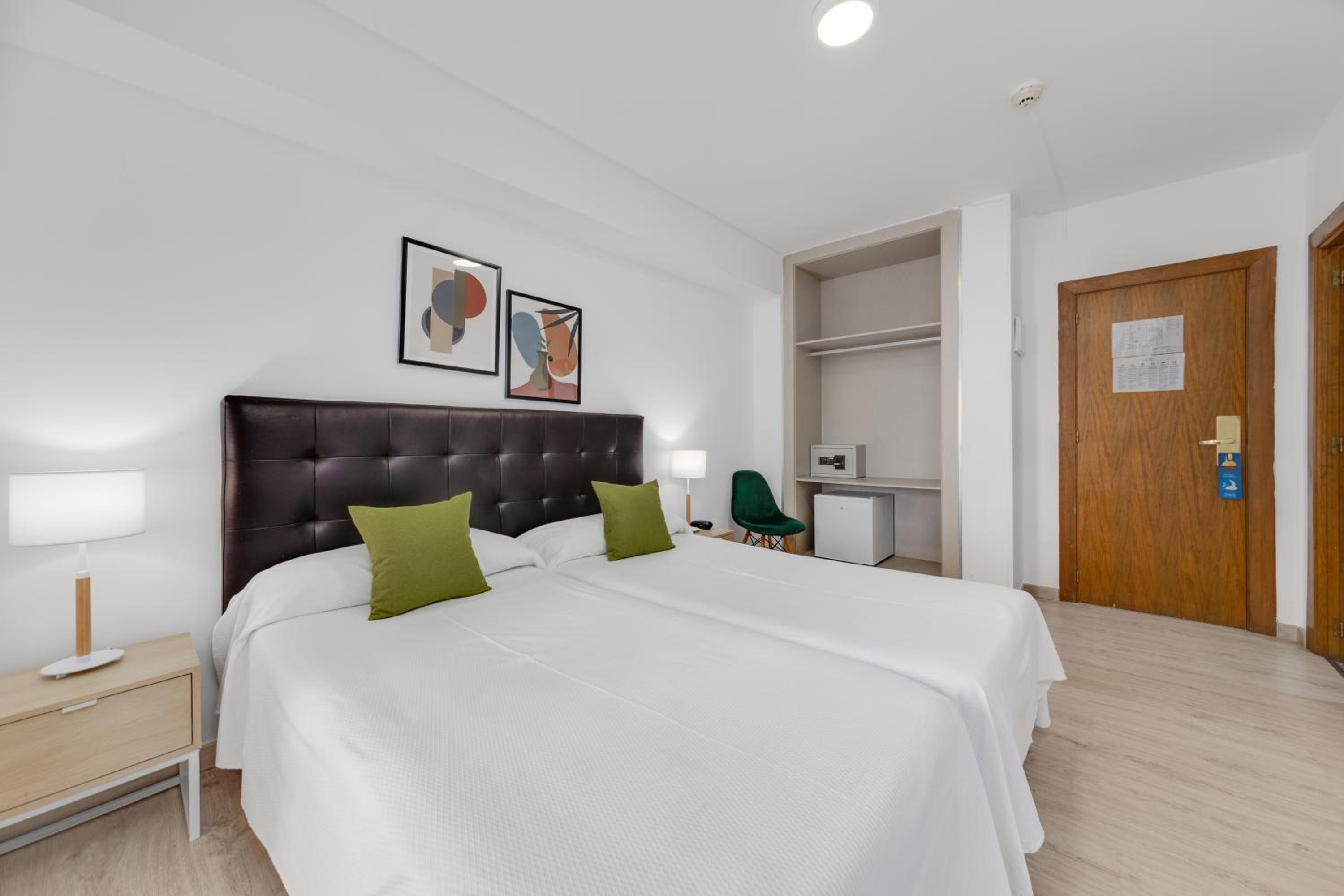 Double or Twin Room with Terrace - Photo 33