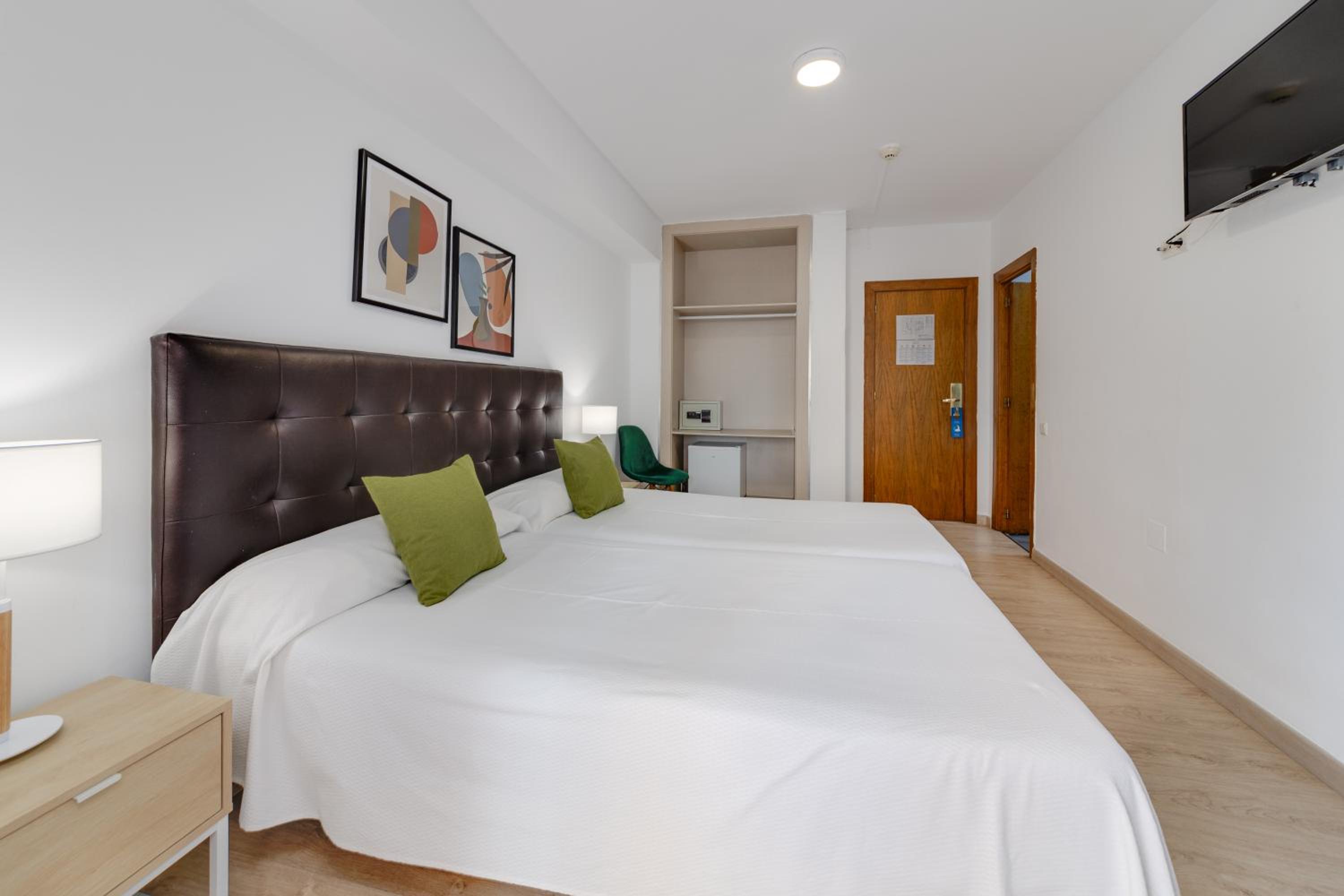 Double or Twin Room with Terrace - Photo 31