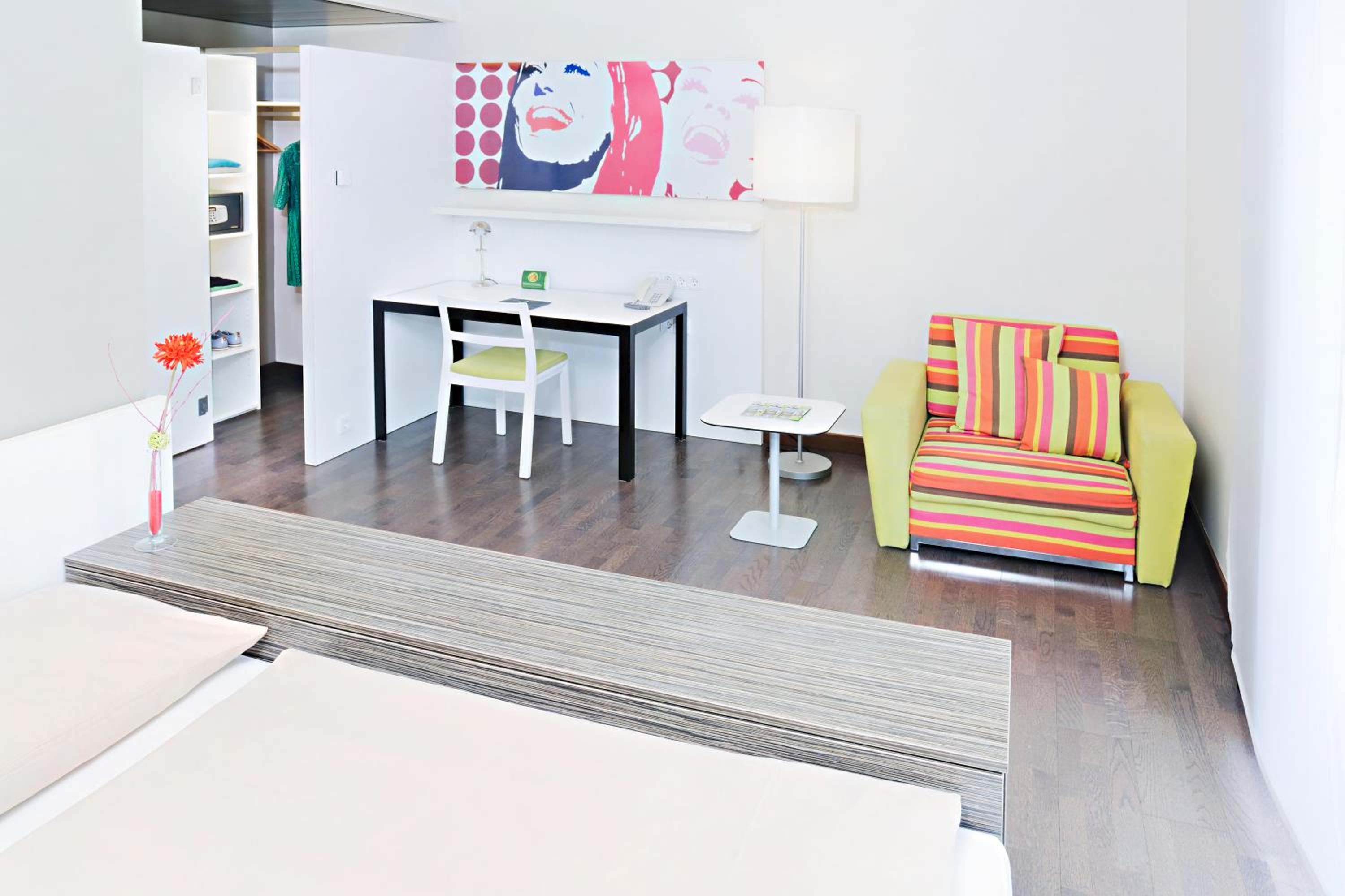 Studio with Queensize Bed - Photo 1
