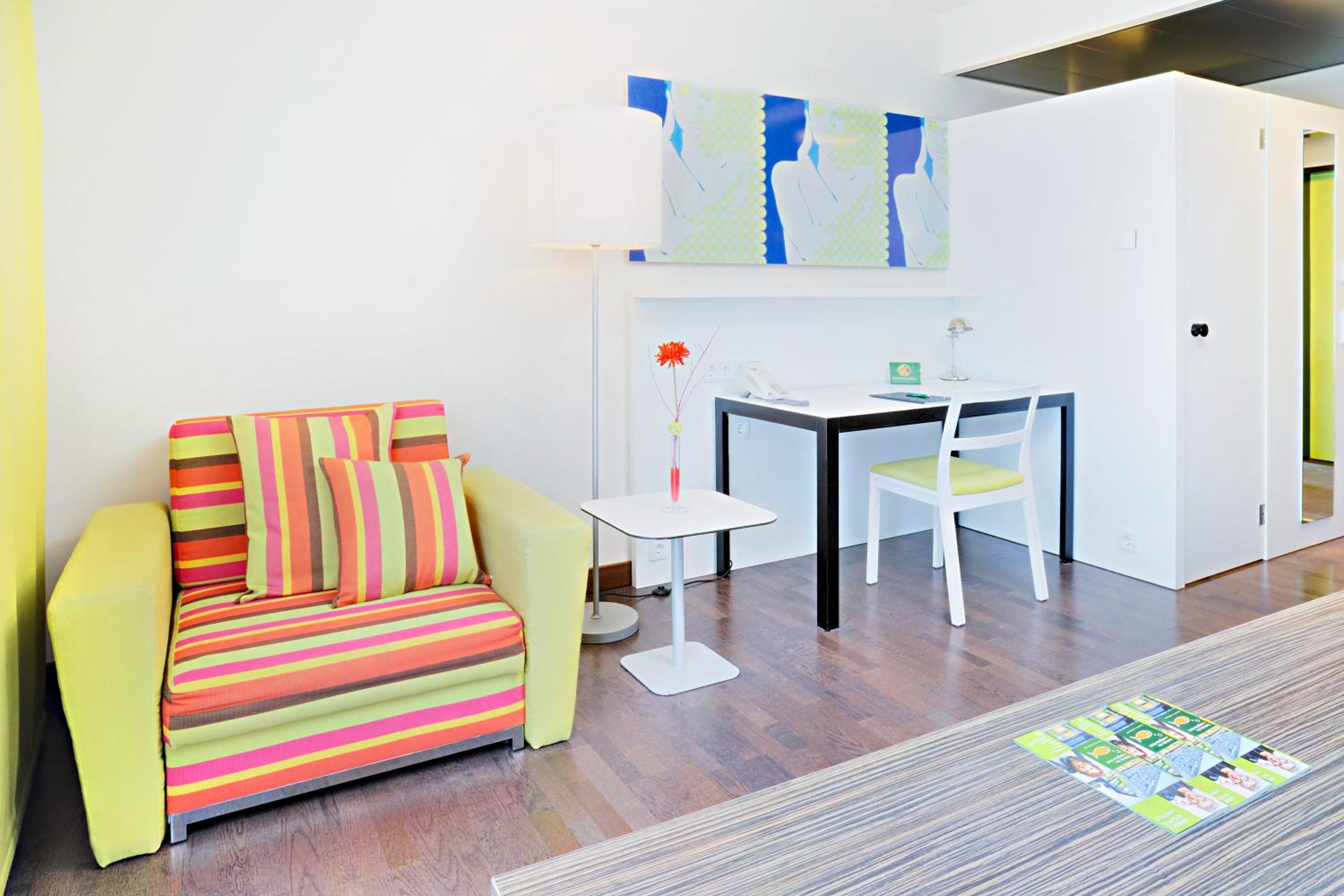 Studio with Queensize Bed - Photo 9