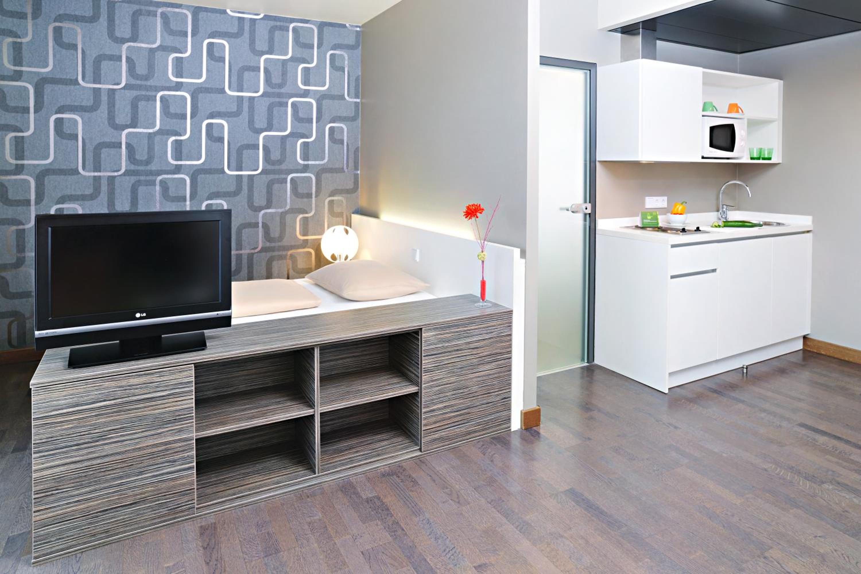 Studio with Queensize Bed - Photo 8