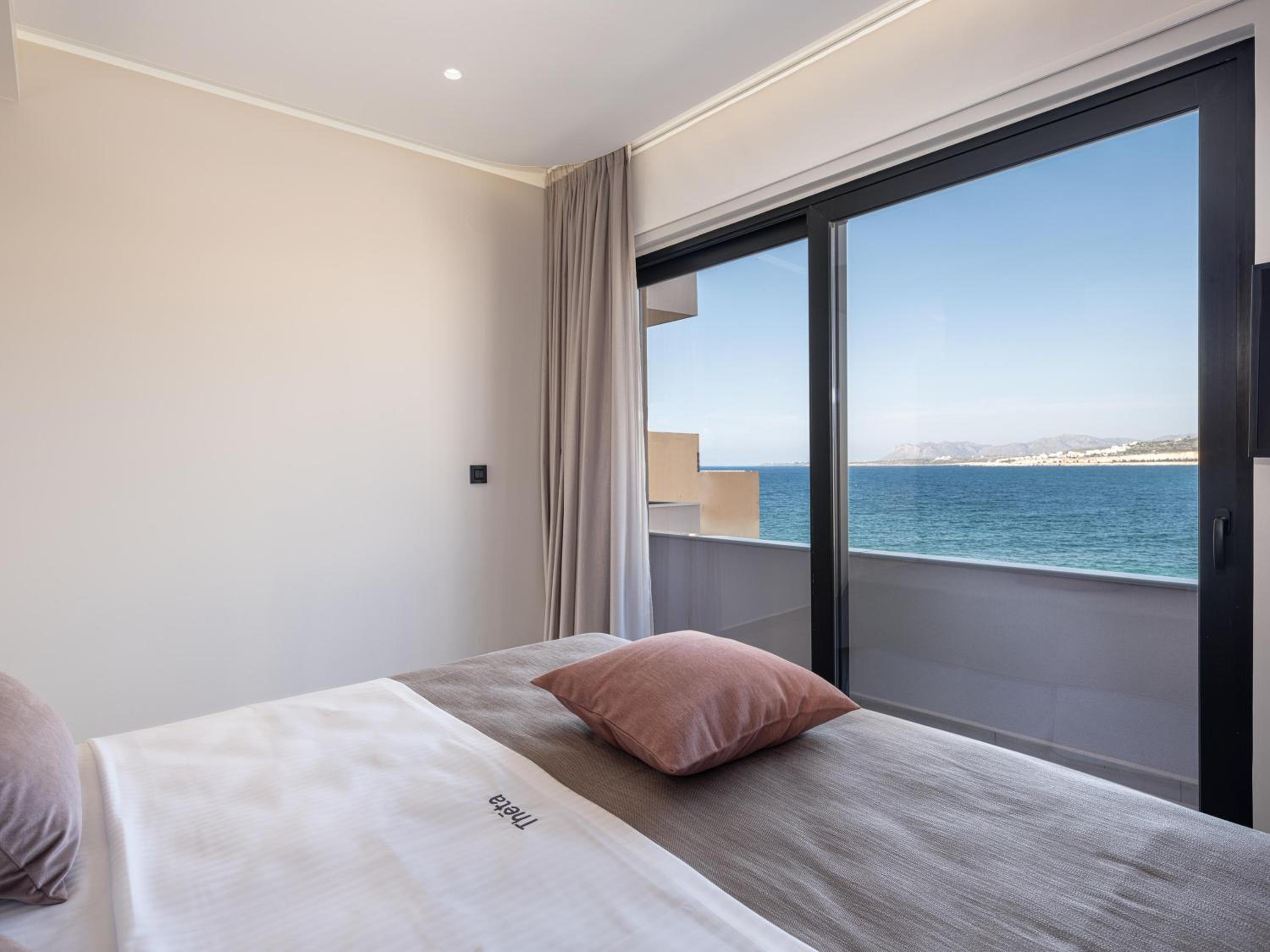 Deluxe Triple Room with Sea View - Photo 12