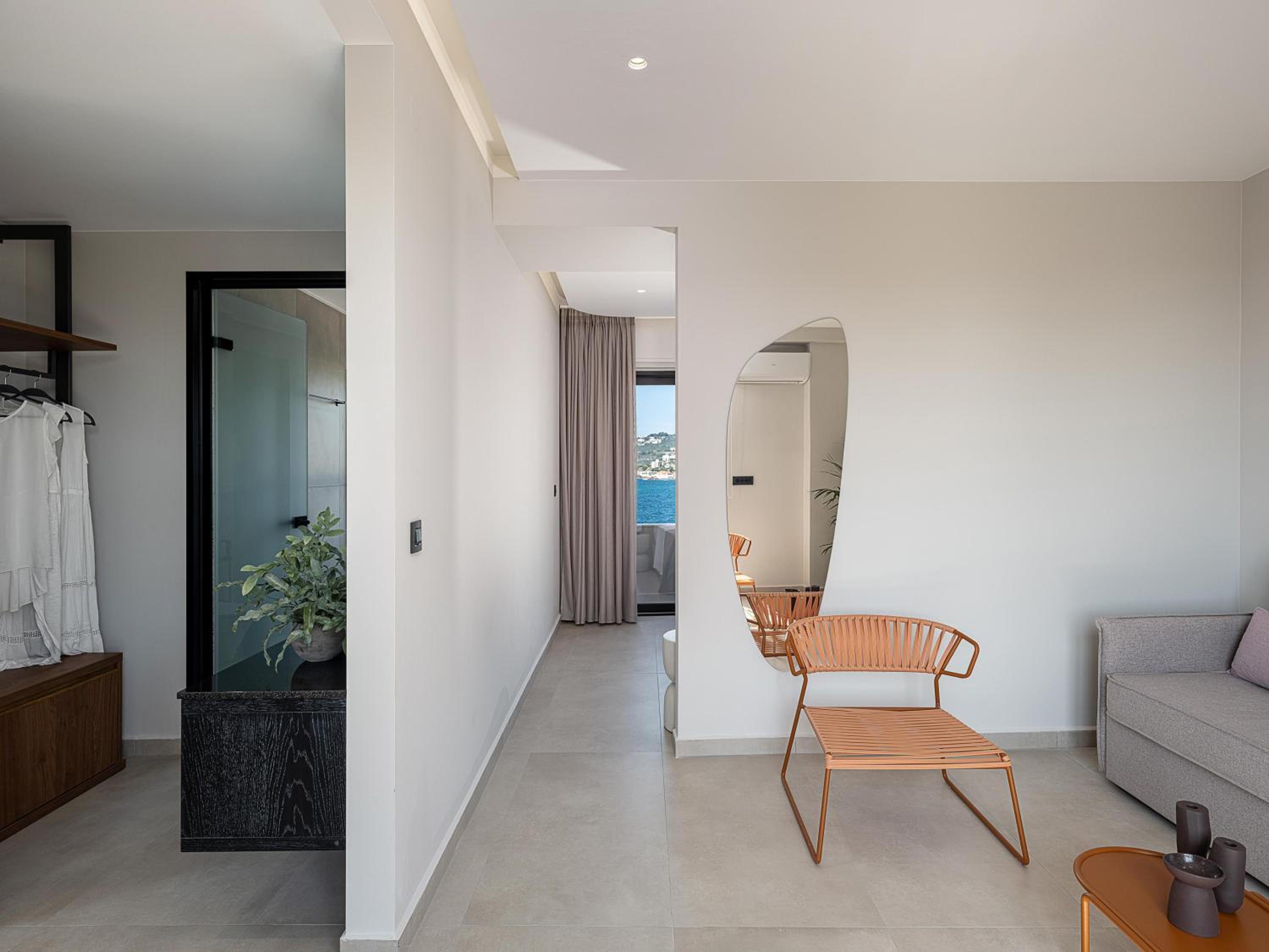 Deluxe Triple Room with Sea View - Photo 14