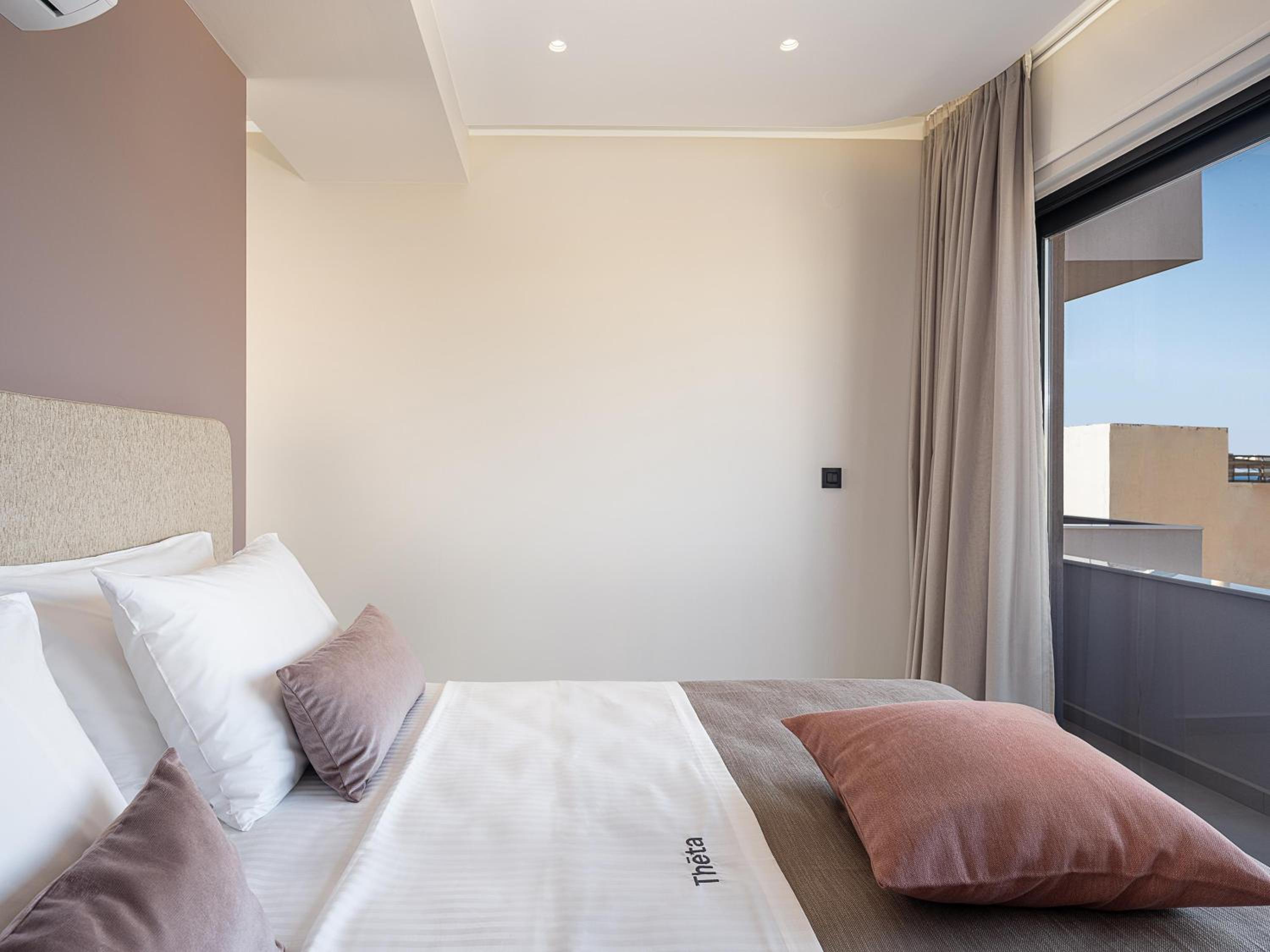 Deluxe Triple Room with Sea View - Photo 13