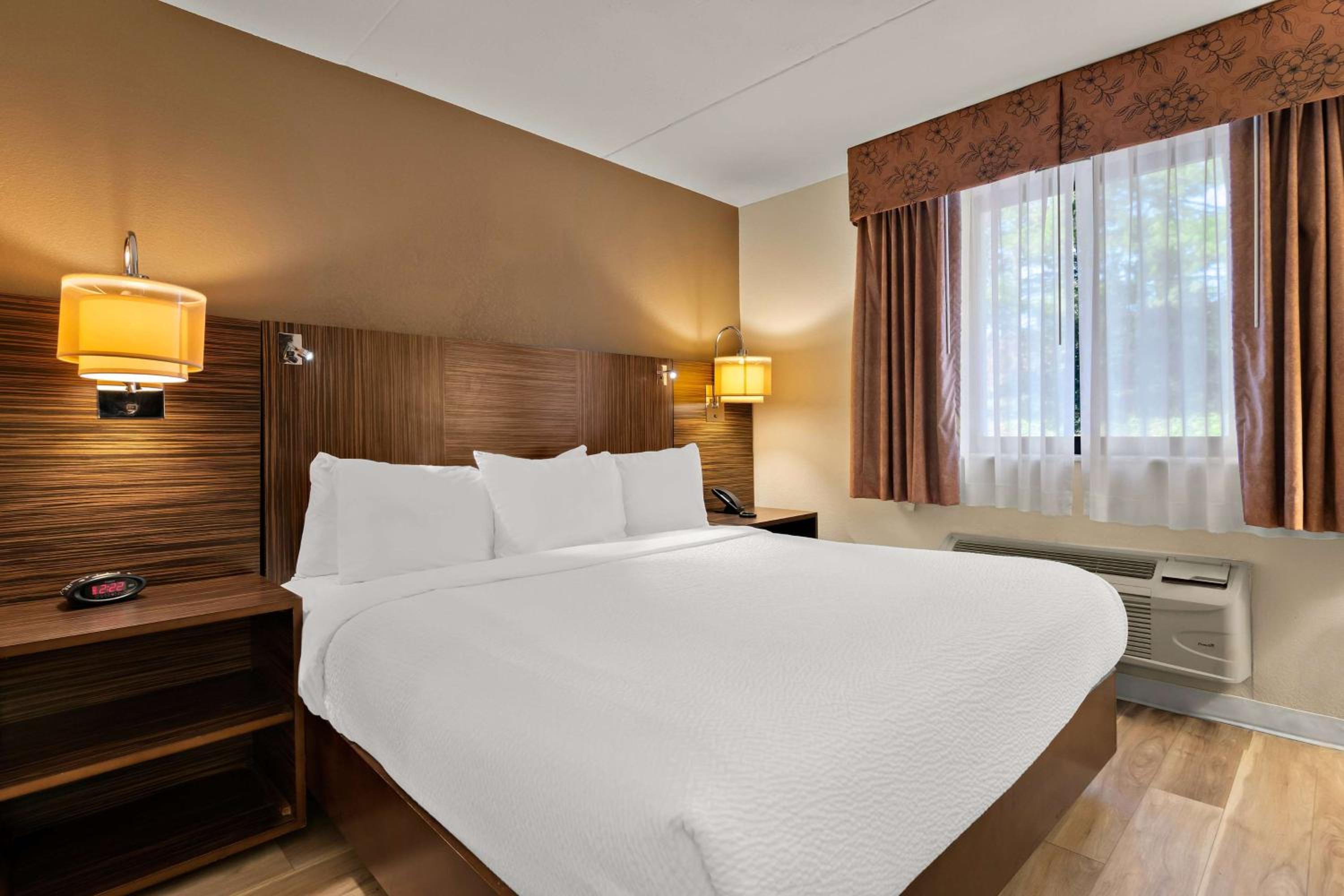 King Room - Non-Smoking - Photo 5