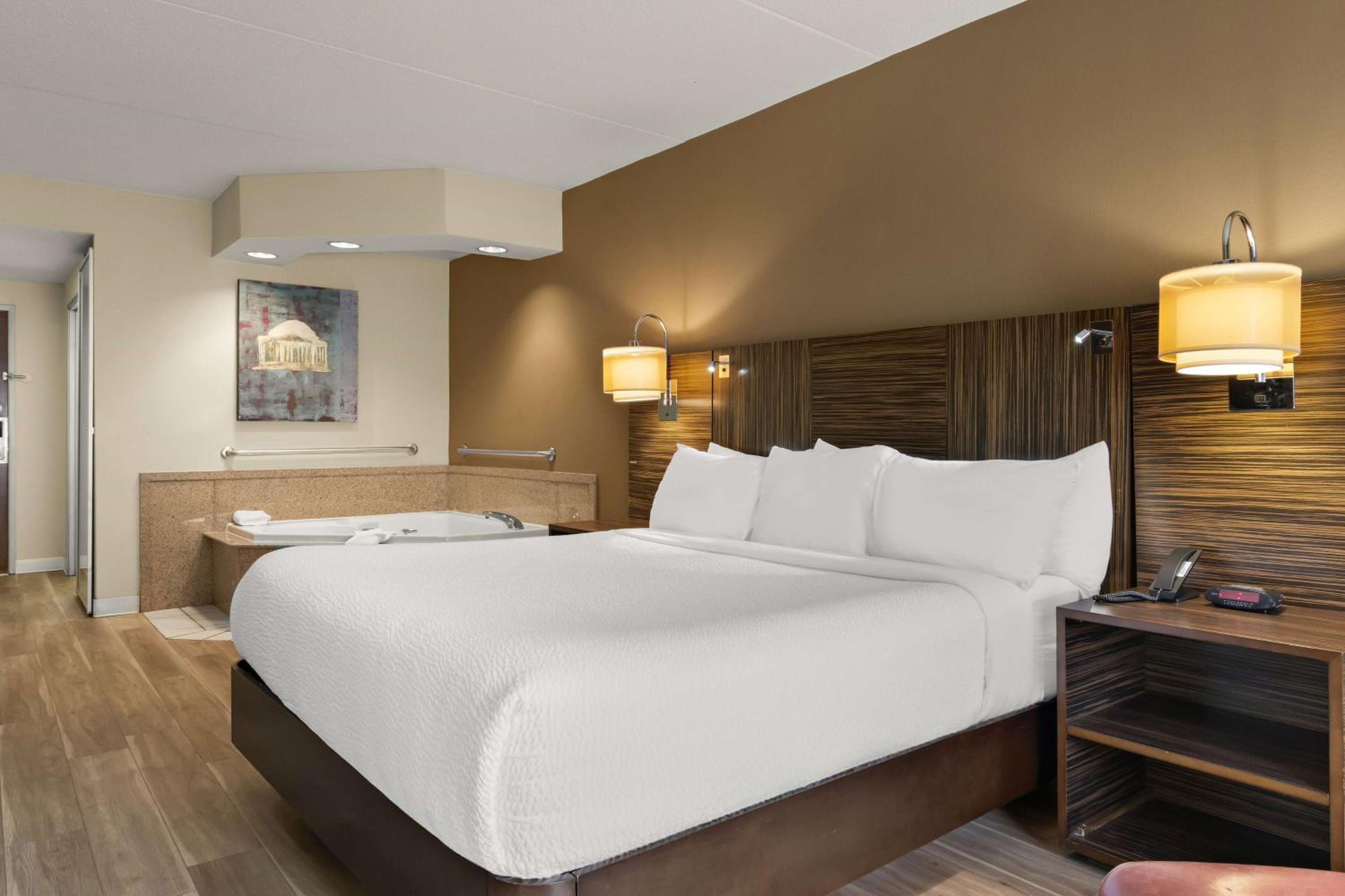 King Room with Hot Tub - Non-Smoking - Photo 1