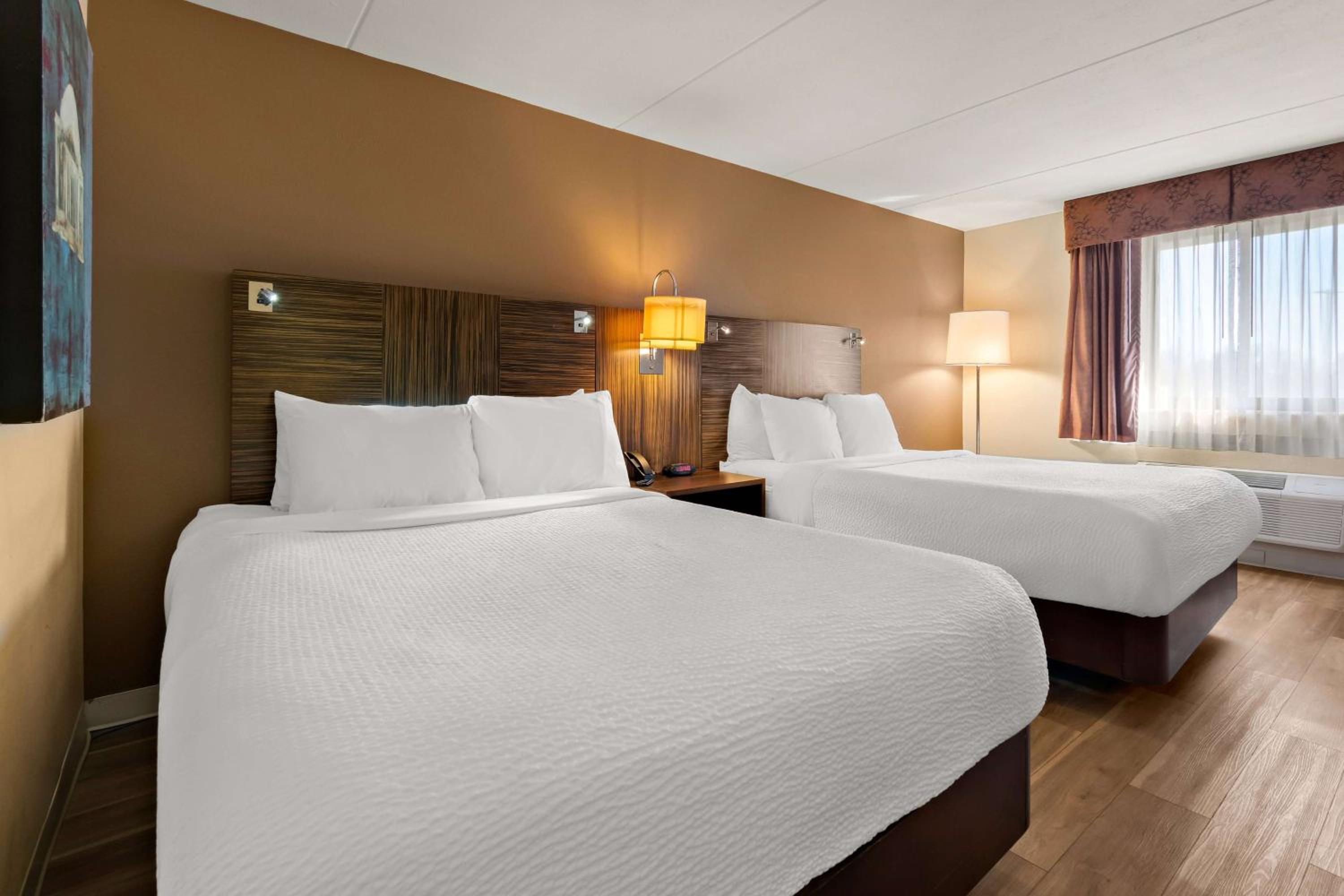 Queen Room with Two Queen Beds - Non-Smoking - Photo 2