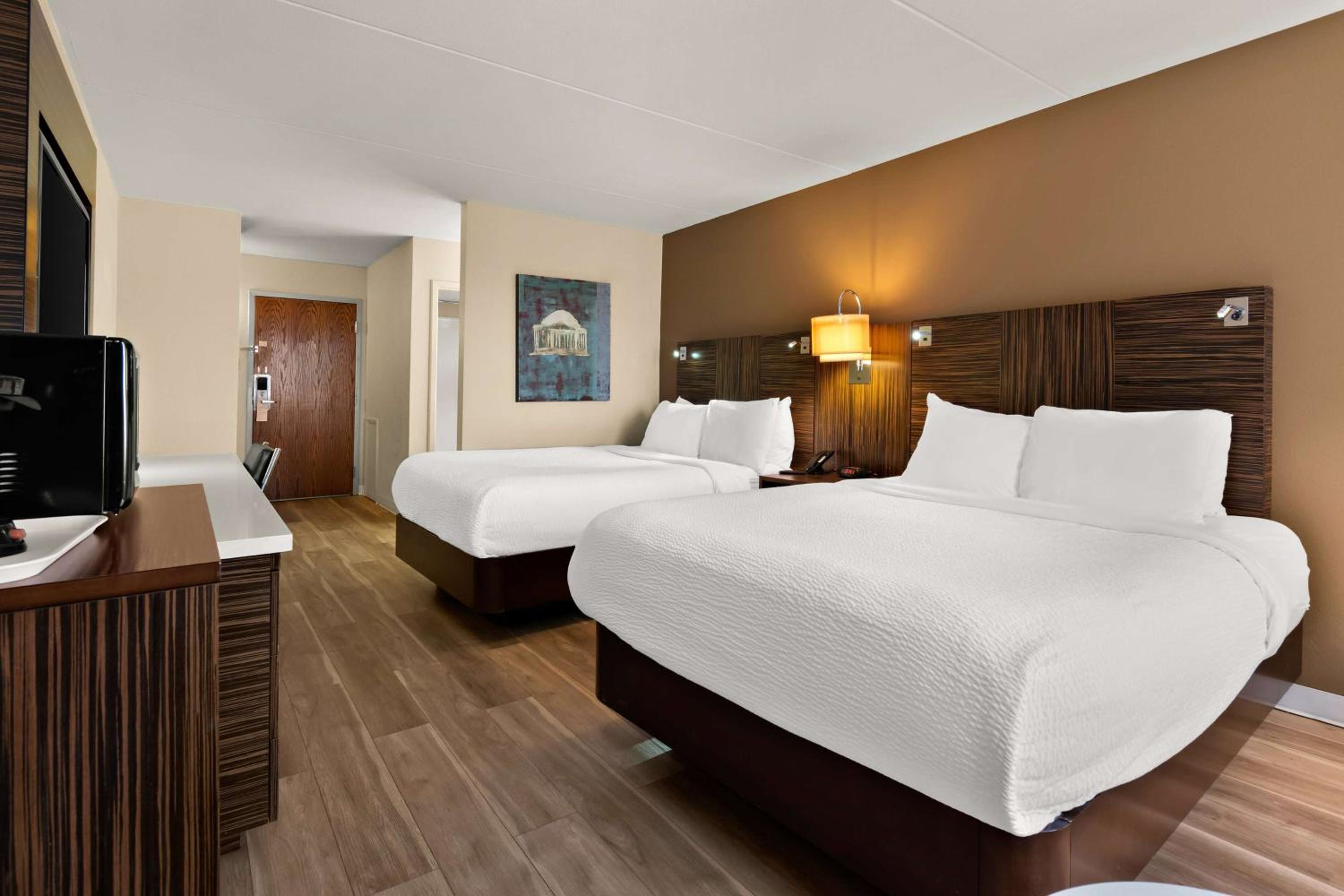 Queen Room with Two Queen Beds - Non-Smoking - Photo 1