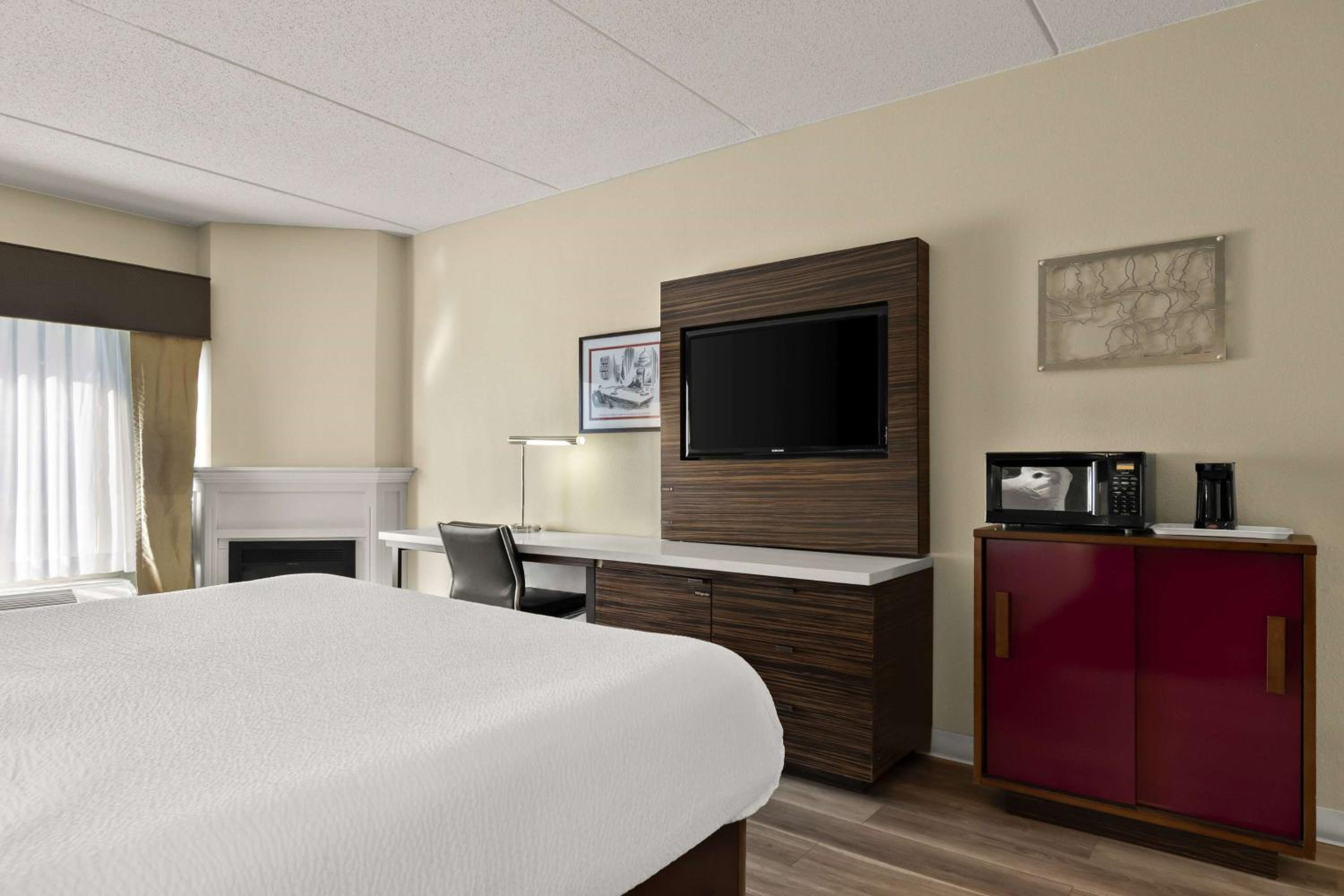 King Room with Hot Tub - Non-Smoking - Photo 5