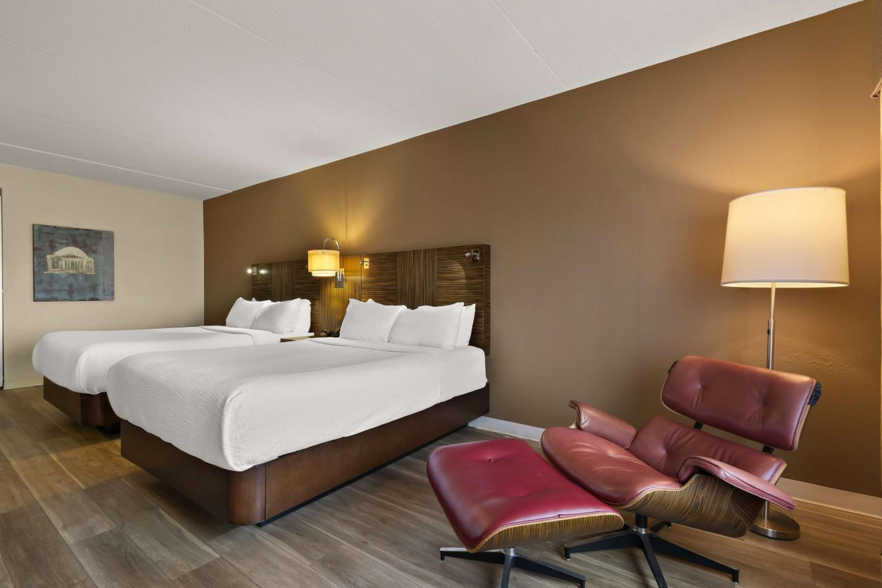 Queen Room with Two Queen Beds - Non-Smoking - Photo 9
