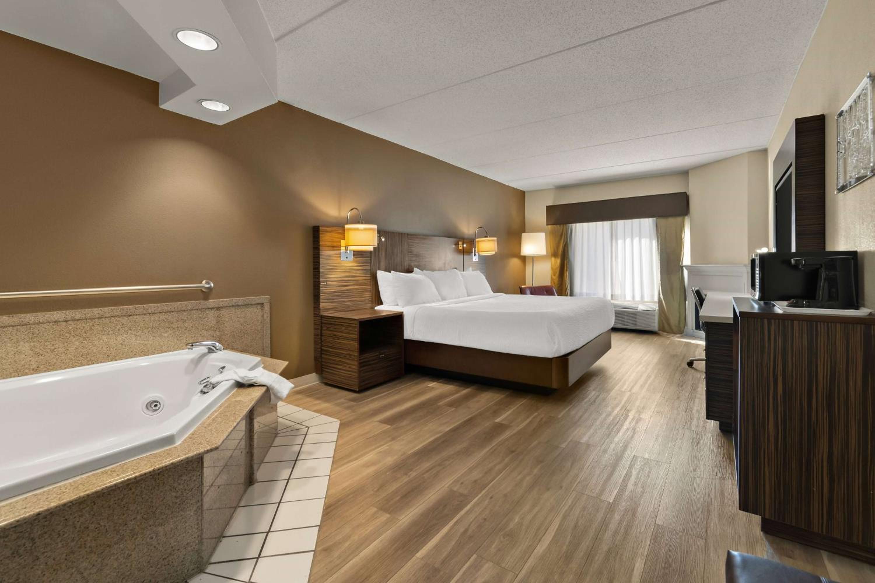King Room with Hot Tub - Non-Smoking - Photo 7