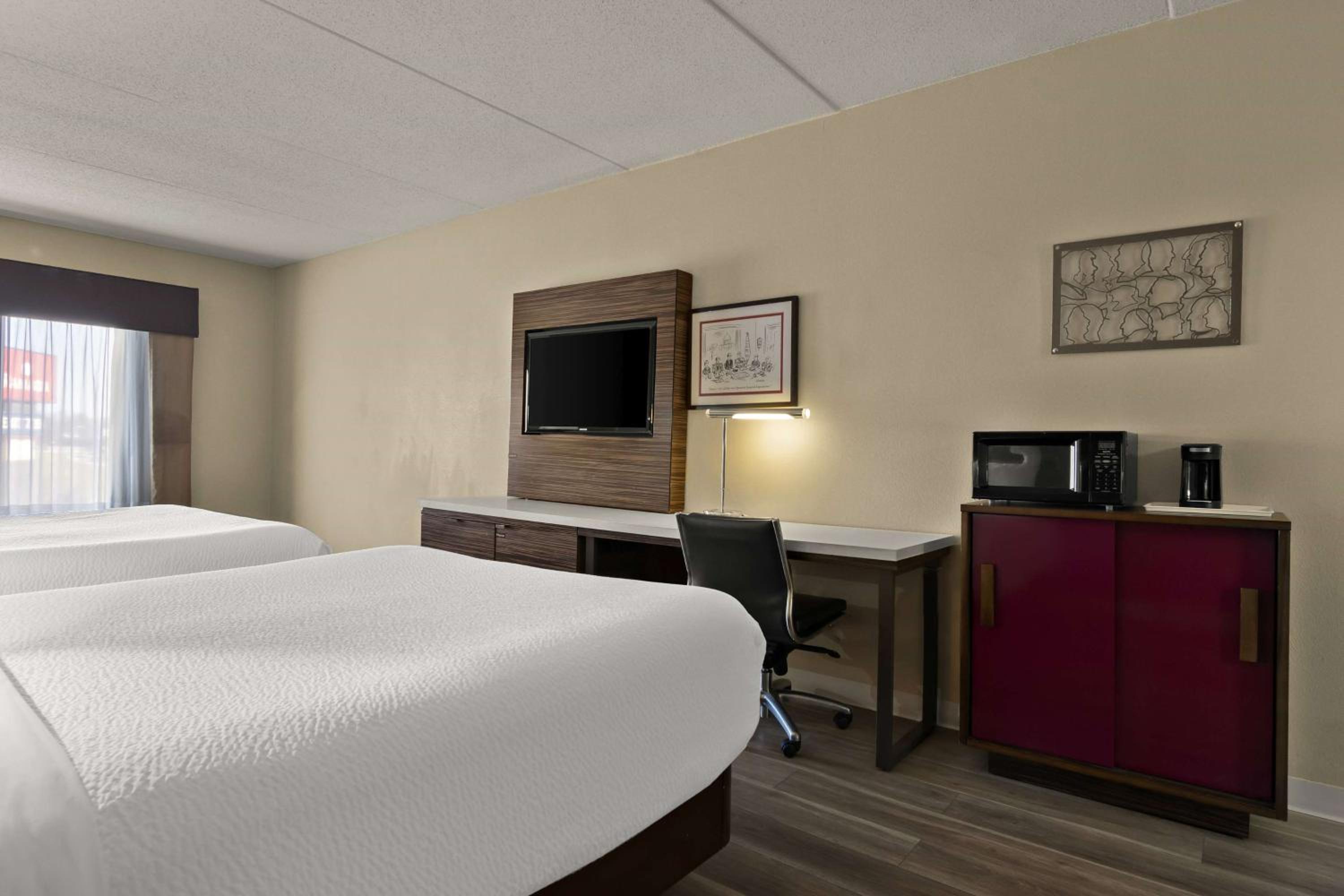 Queen Room with Two Queen Beds - Non-Smoking - Photo 7