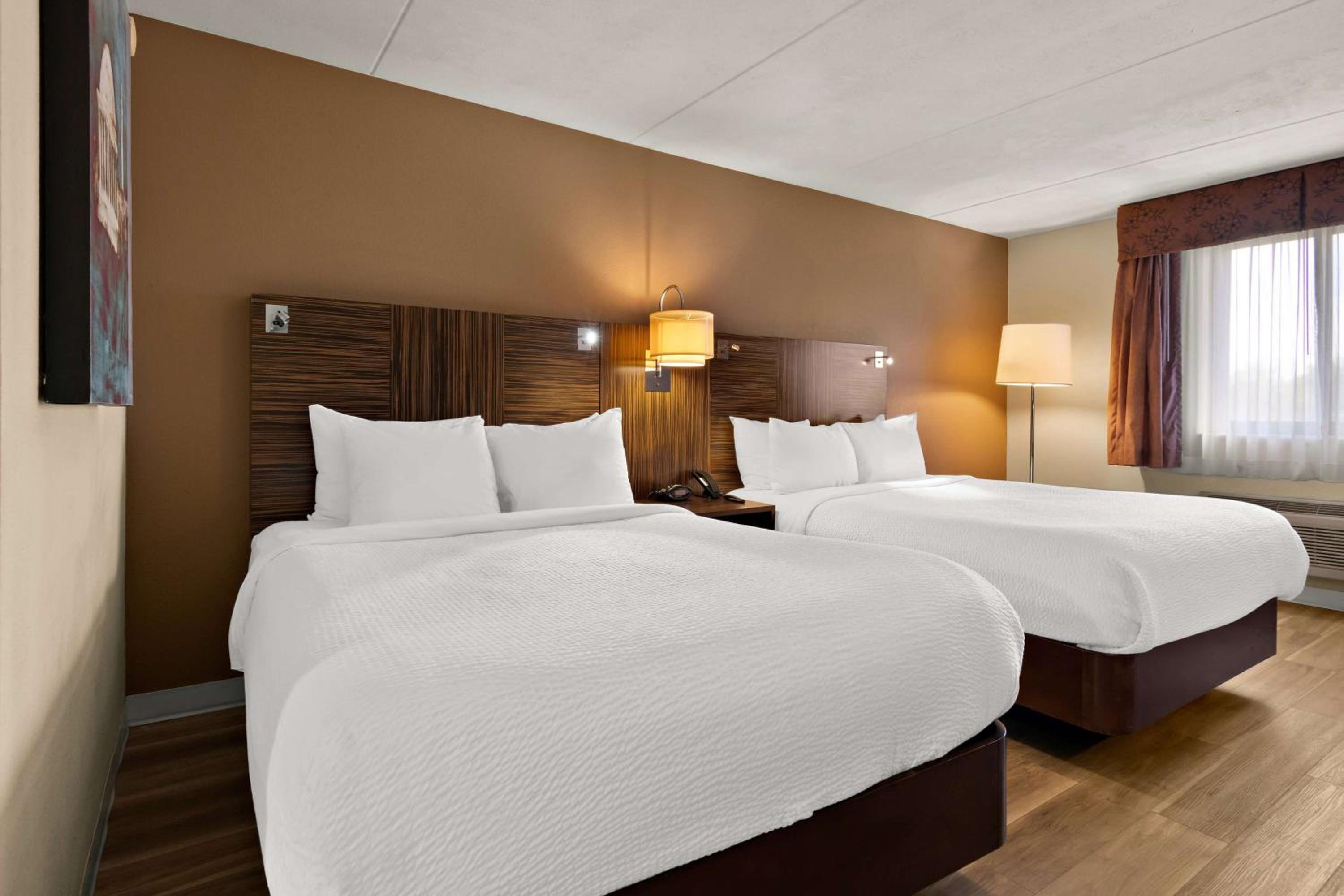 Queen Room with Two Queen Beds - Non-Smoking - Photo 6