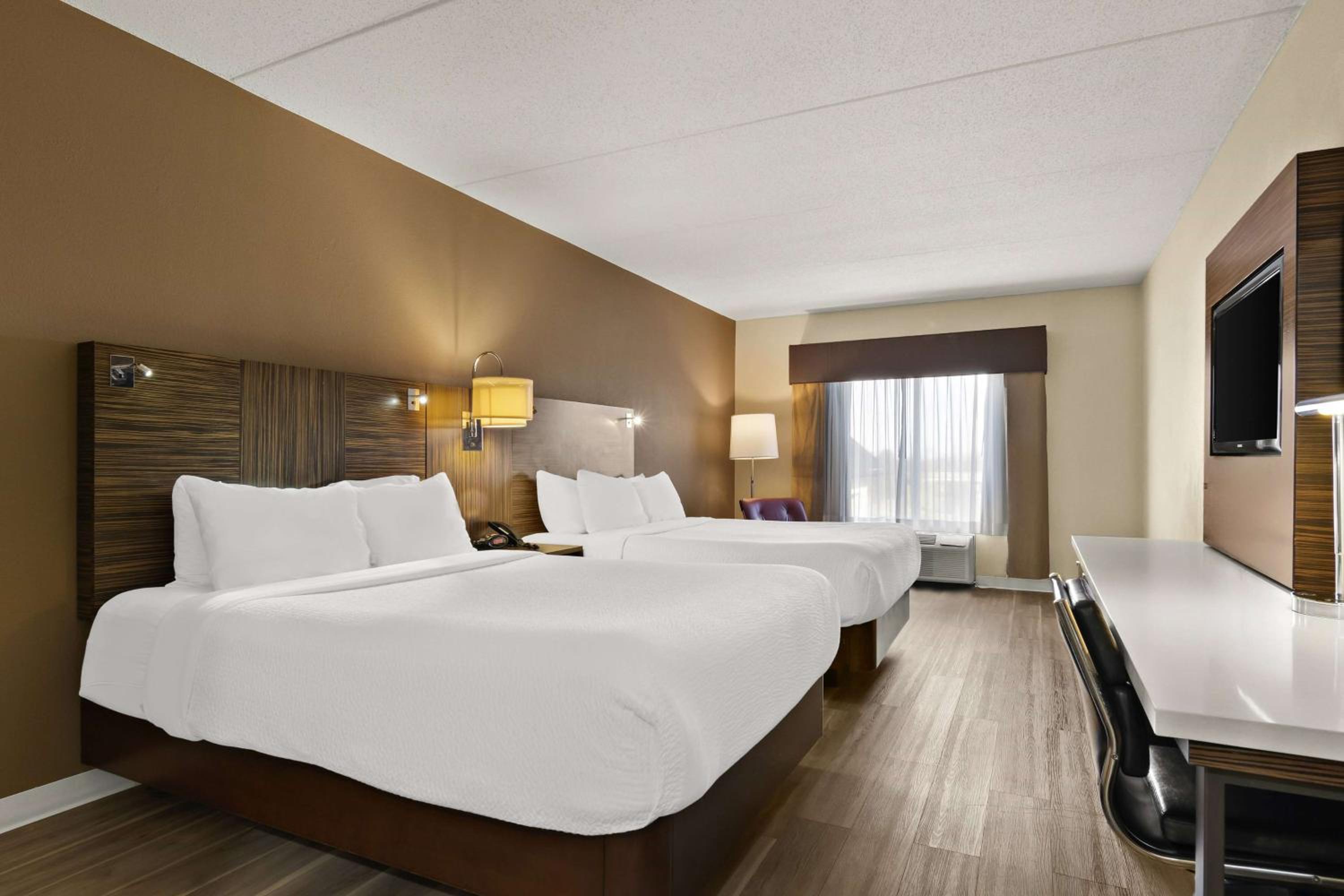 Queen Room with Two Queen Beds - Non-Smoking - Photo 11