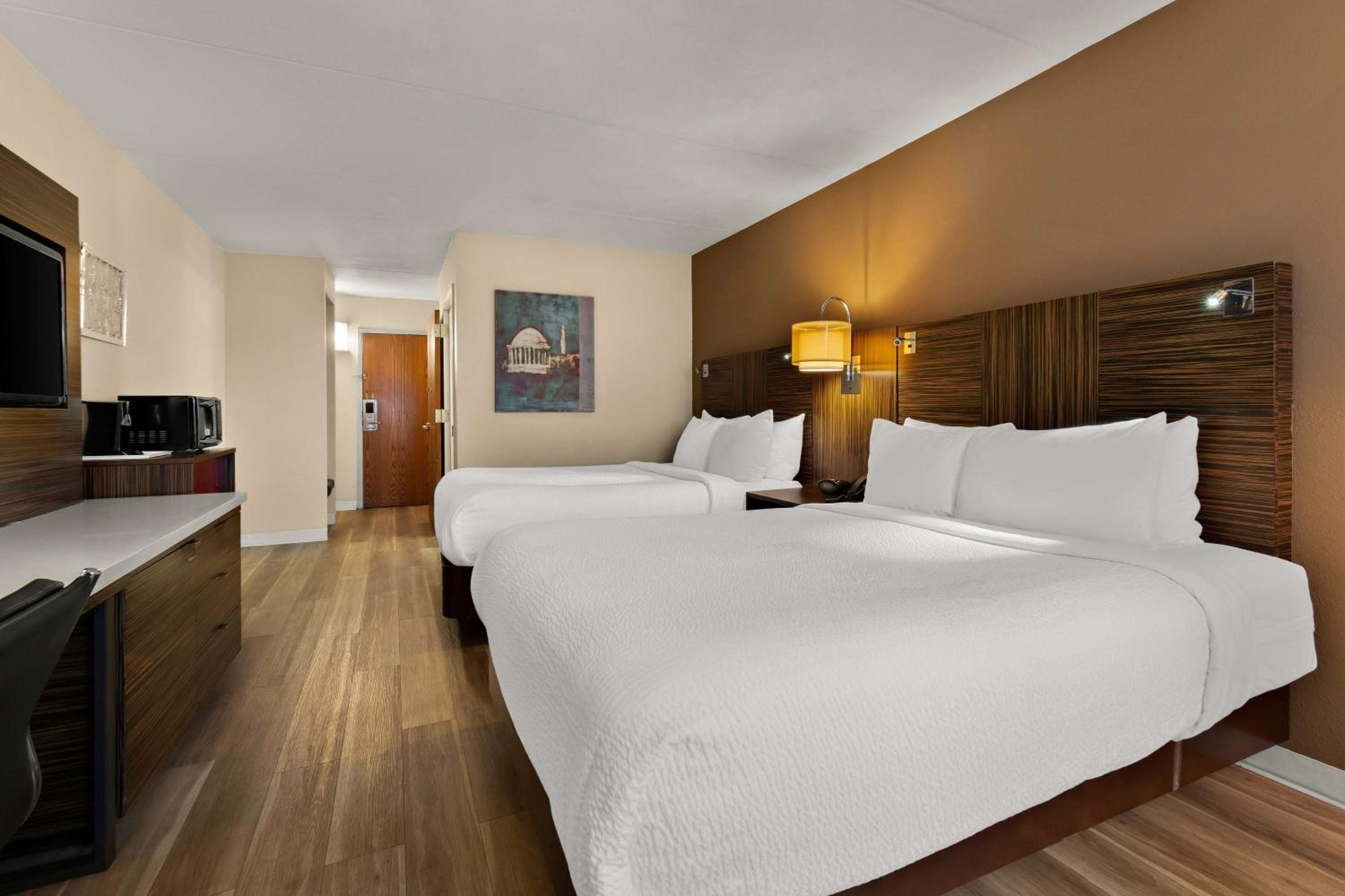 Queen Room with Two Queen Beds - Non-Smoking - Photo 10