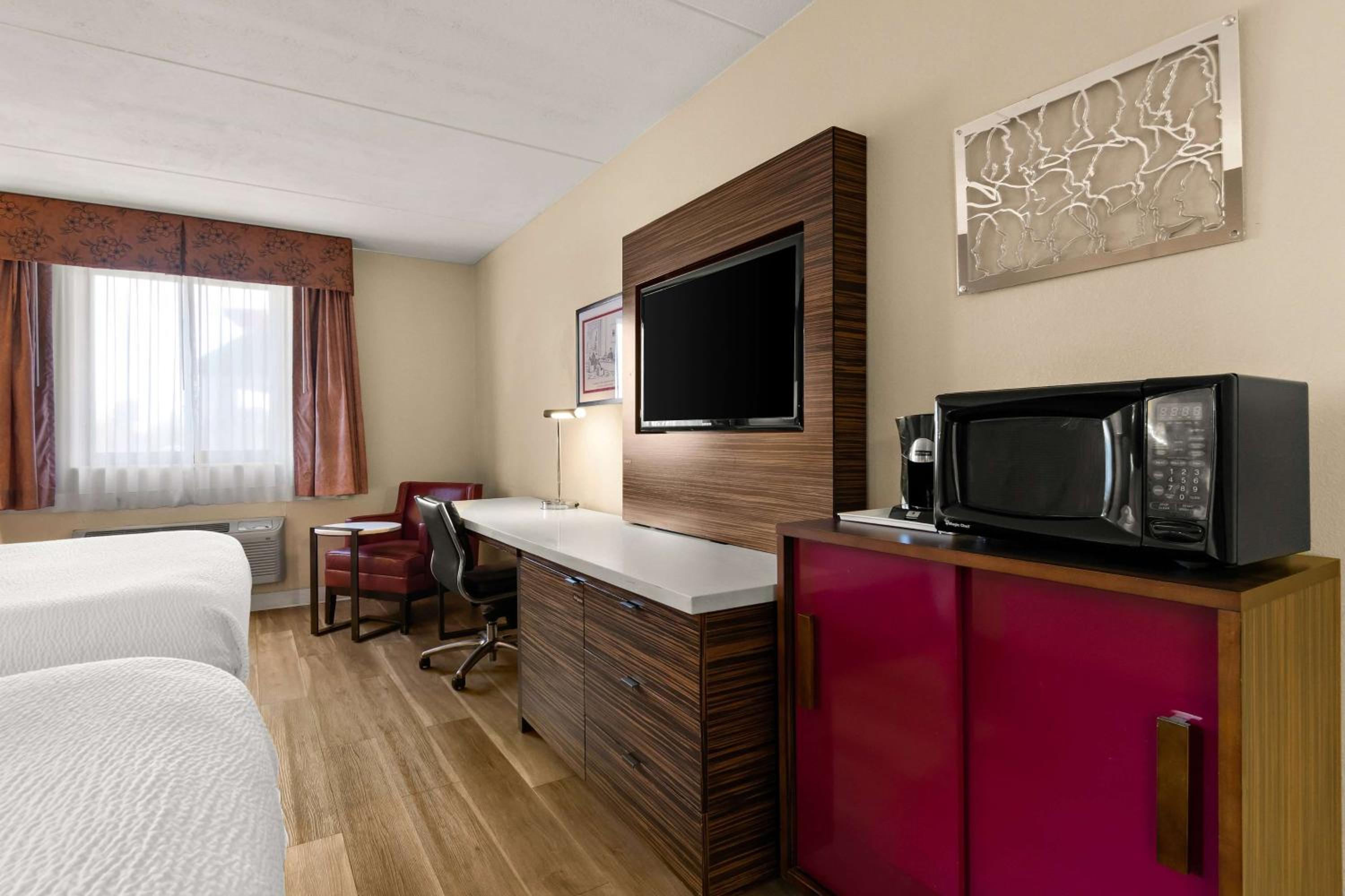 Queen Room with Two Queen Beds - Non-Smoking - Photo 8