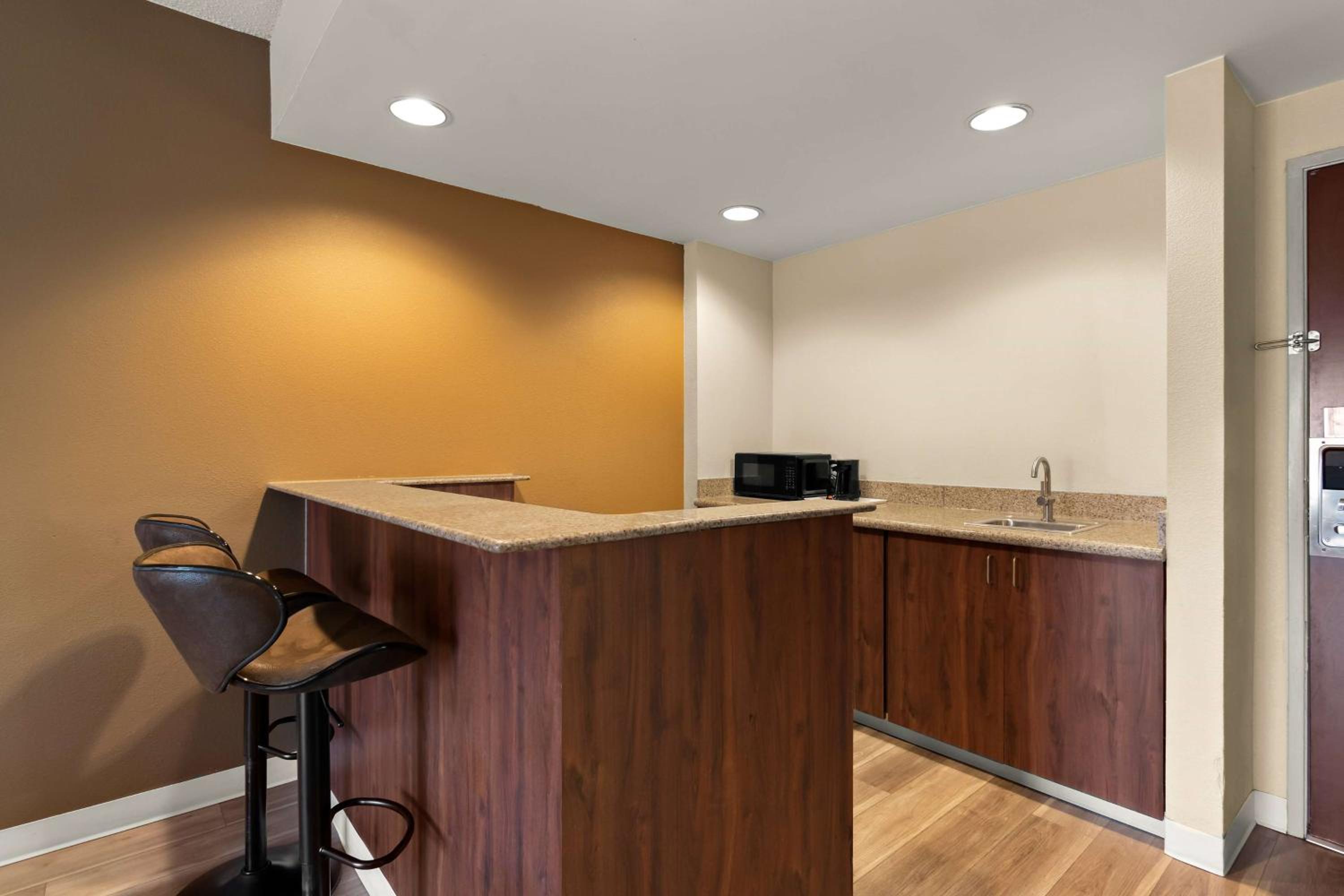 Deluxe King Studio Suite - Non-Smoking - Photo 9